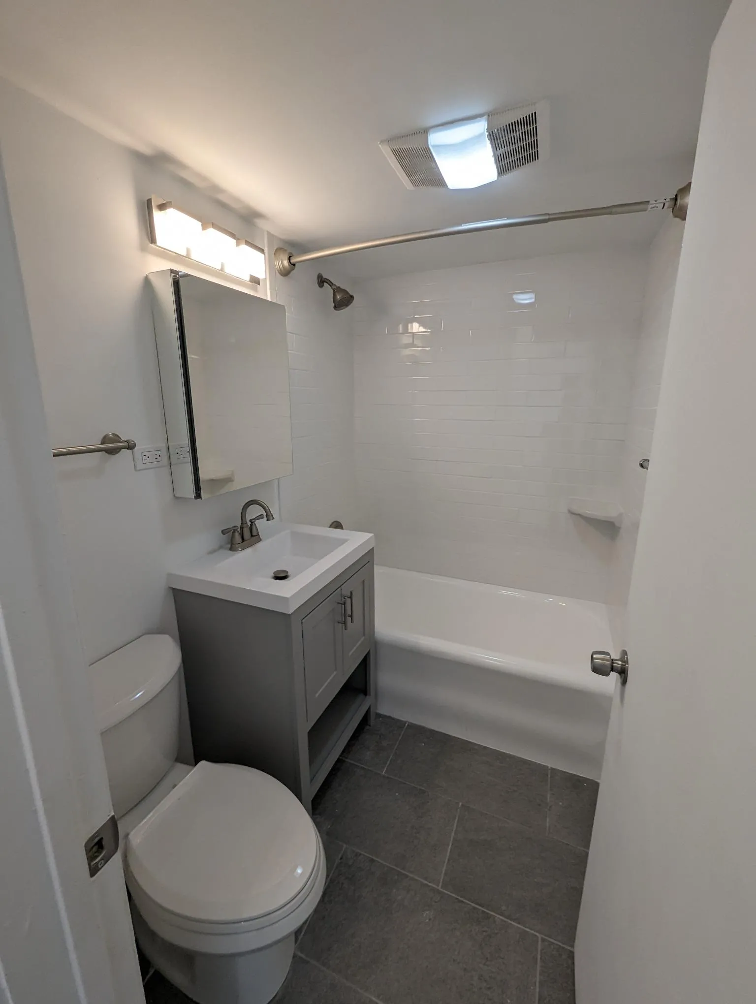 5726 N Winthrop Ave   60660 60660-unit#406-Chicago-IL