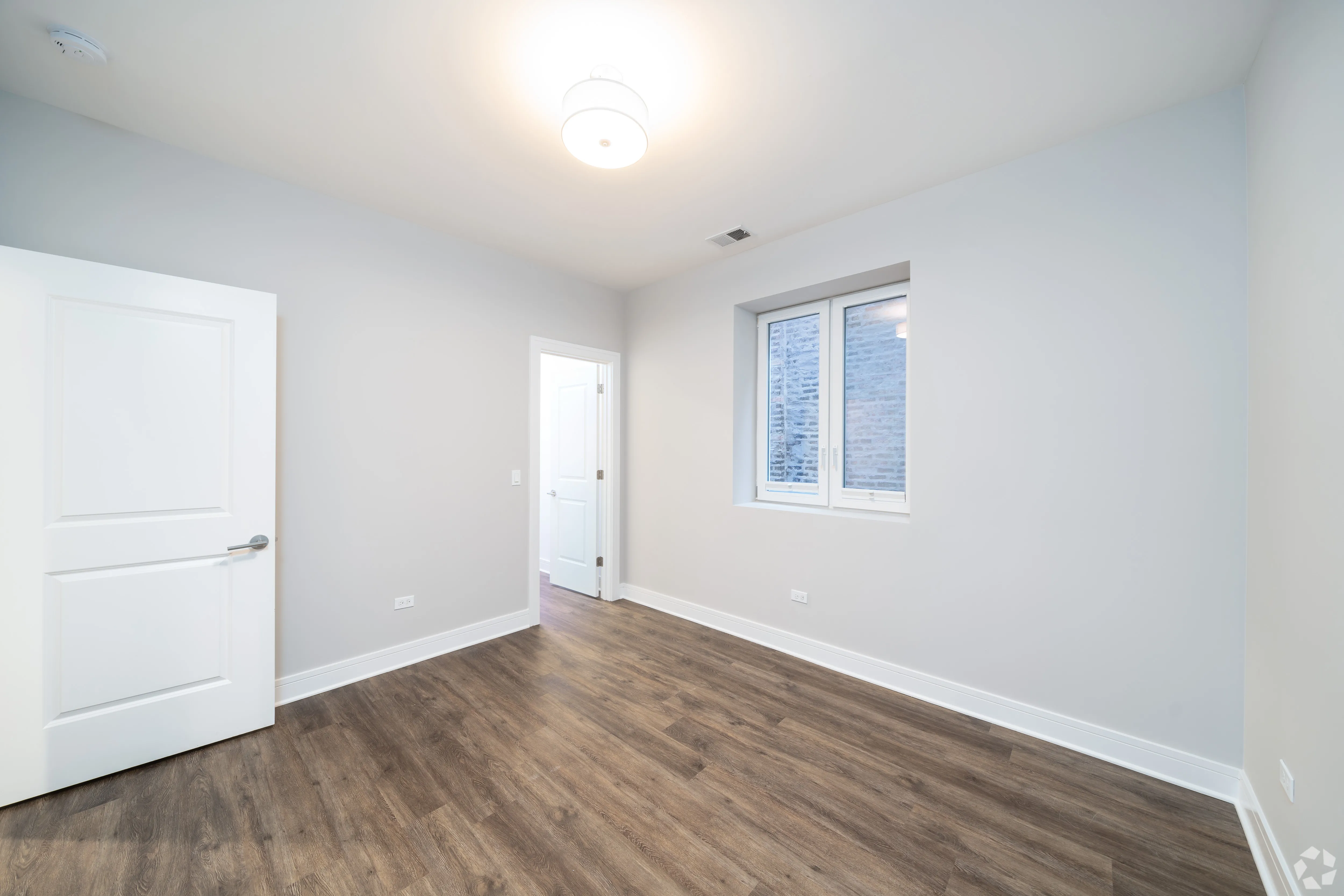  W Irving Park Rd    60613-927 W Irving Park-Chicago-IL