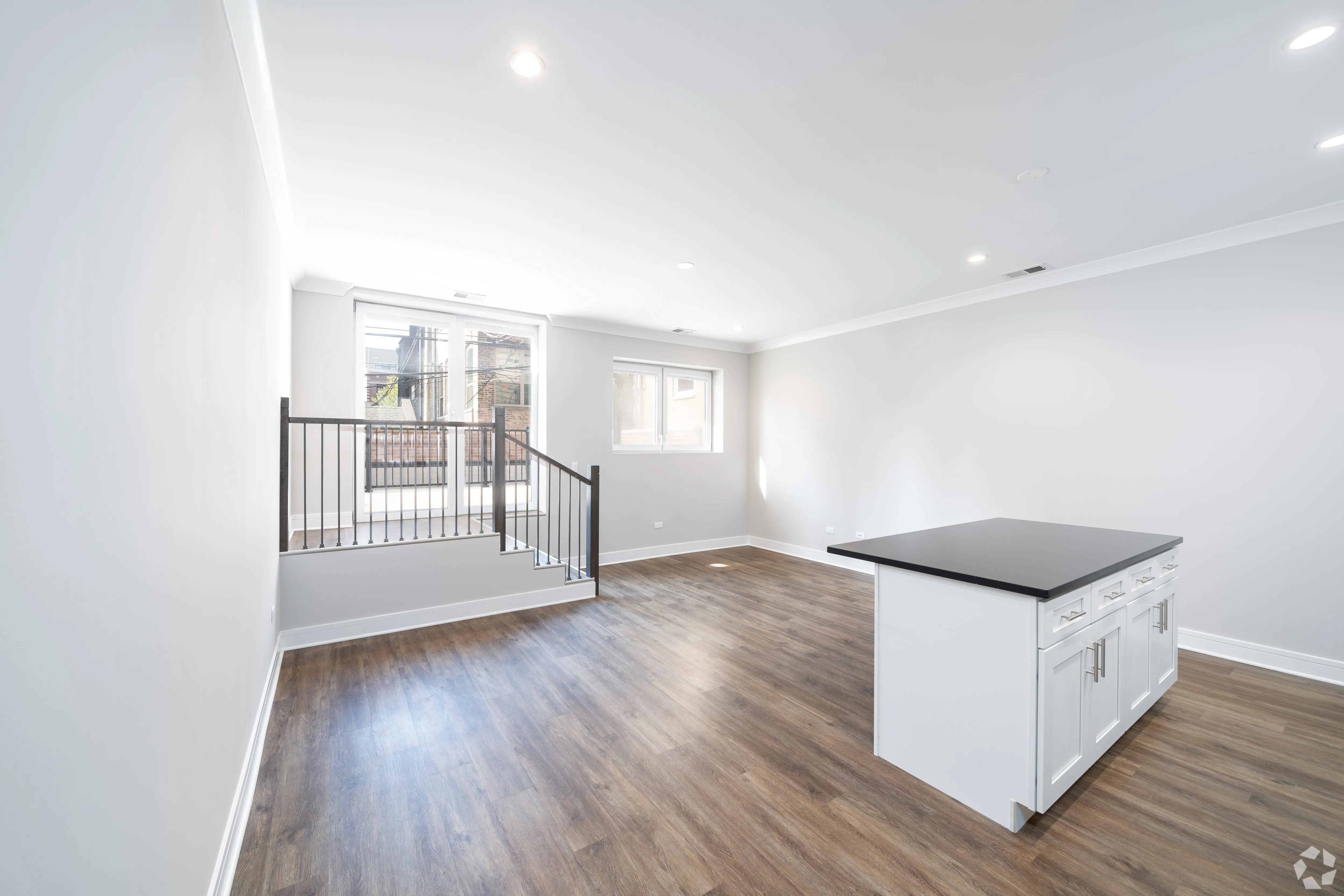  W Irving Park Rd    60613-927 W Irving Park-Chicago-IL