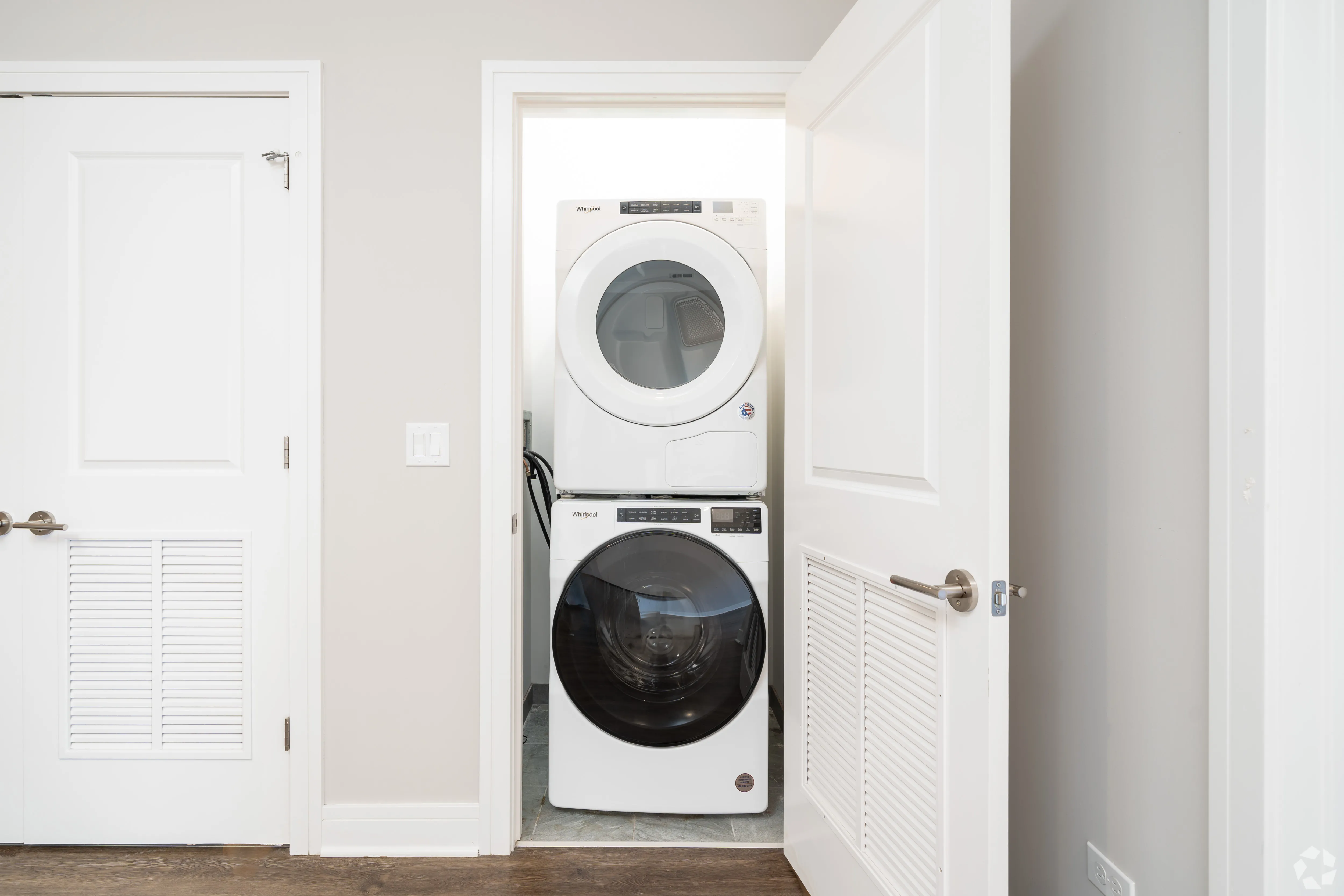  W Irving Park Rd    60613-927 W Irving Park-Chicago-IL