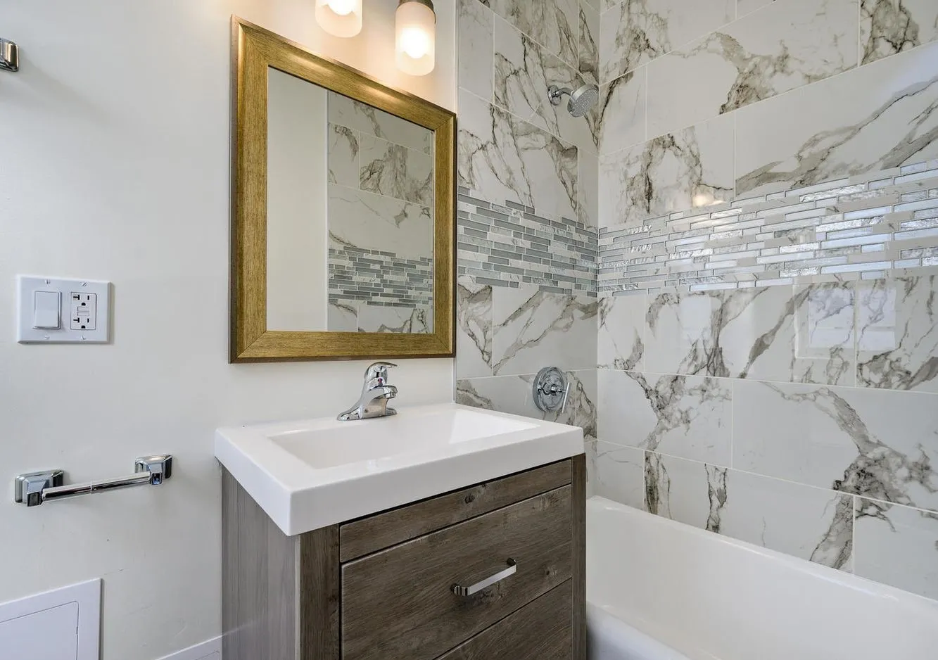 1100 N La Salle Dr   60610 60610-1100 Lasalle-Chicago-IL