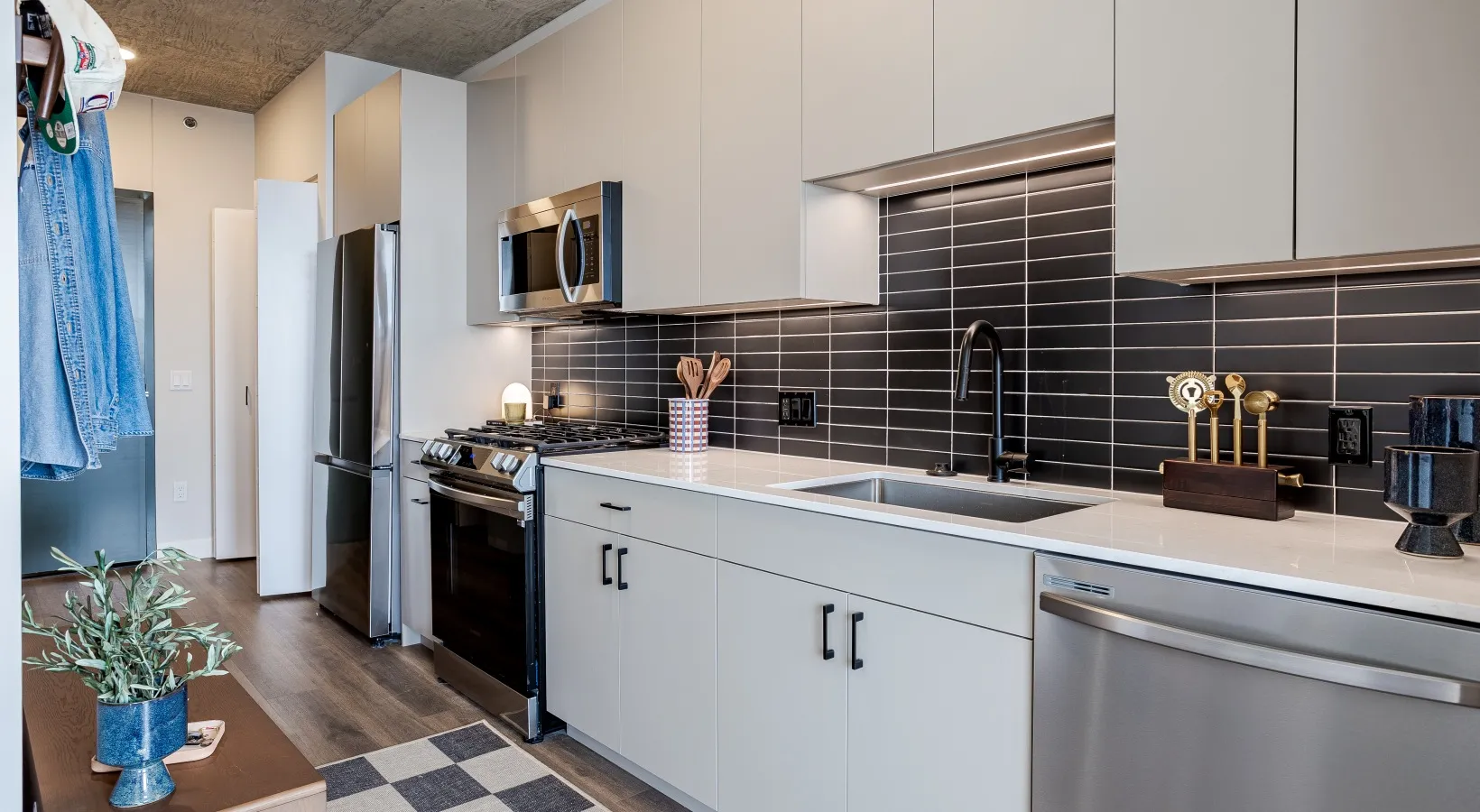 1114 W Carroll Ave  Illinois 60607 60607-Flora-Chicago-IL