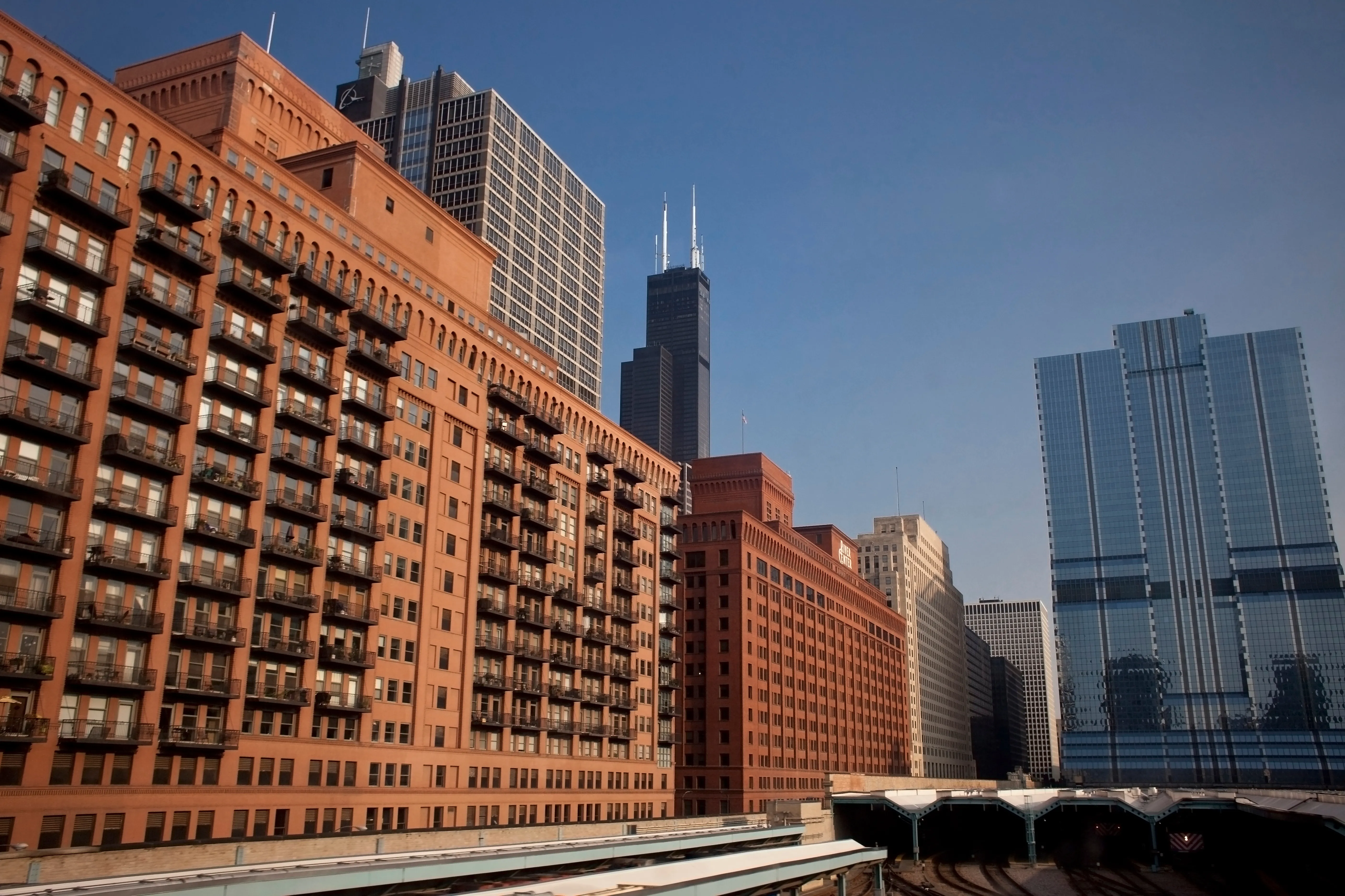 chicago buildings along river in west loop