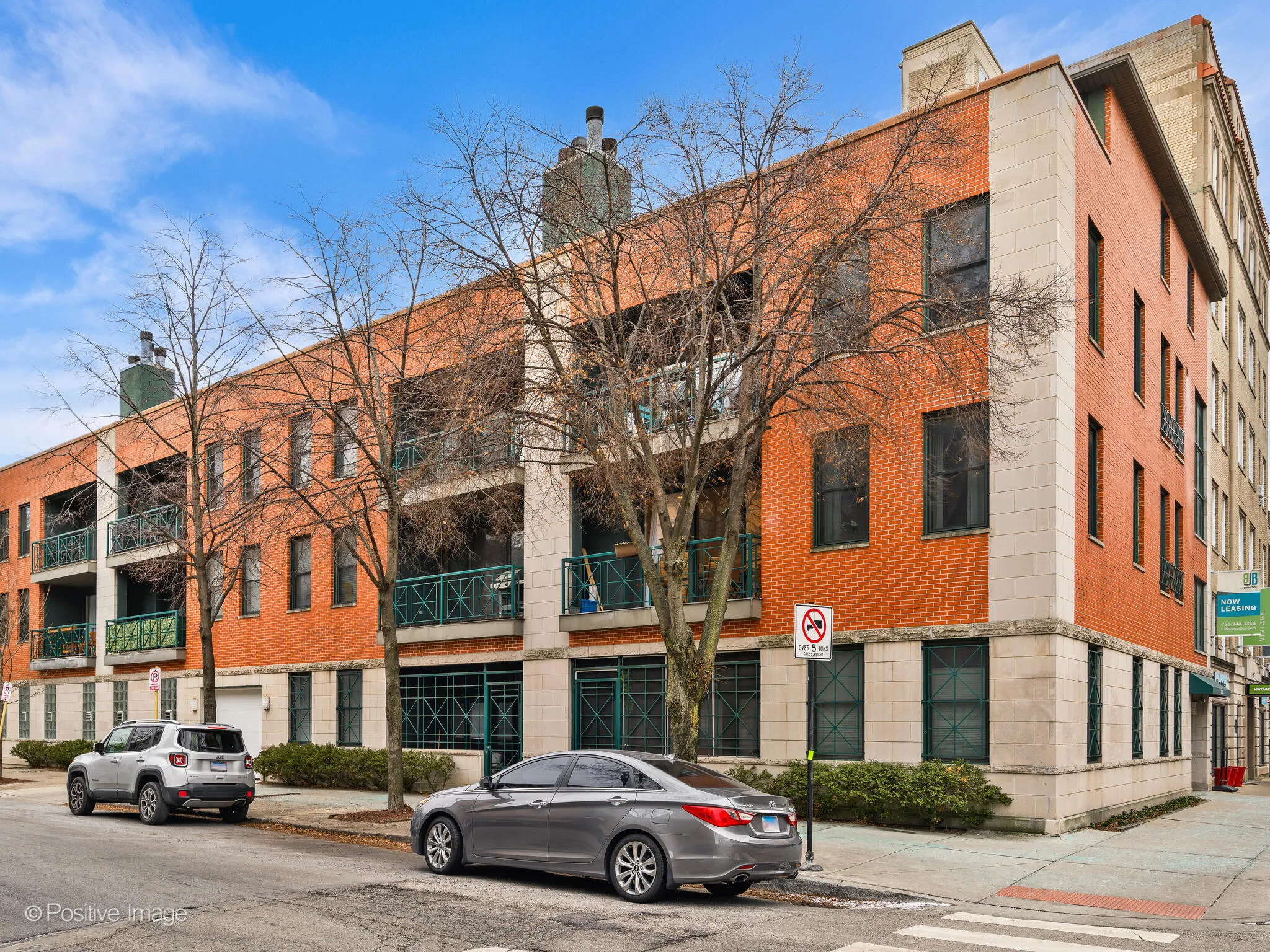 835 W Diversey Pkwy  60614-IL