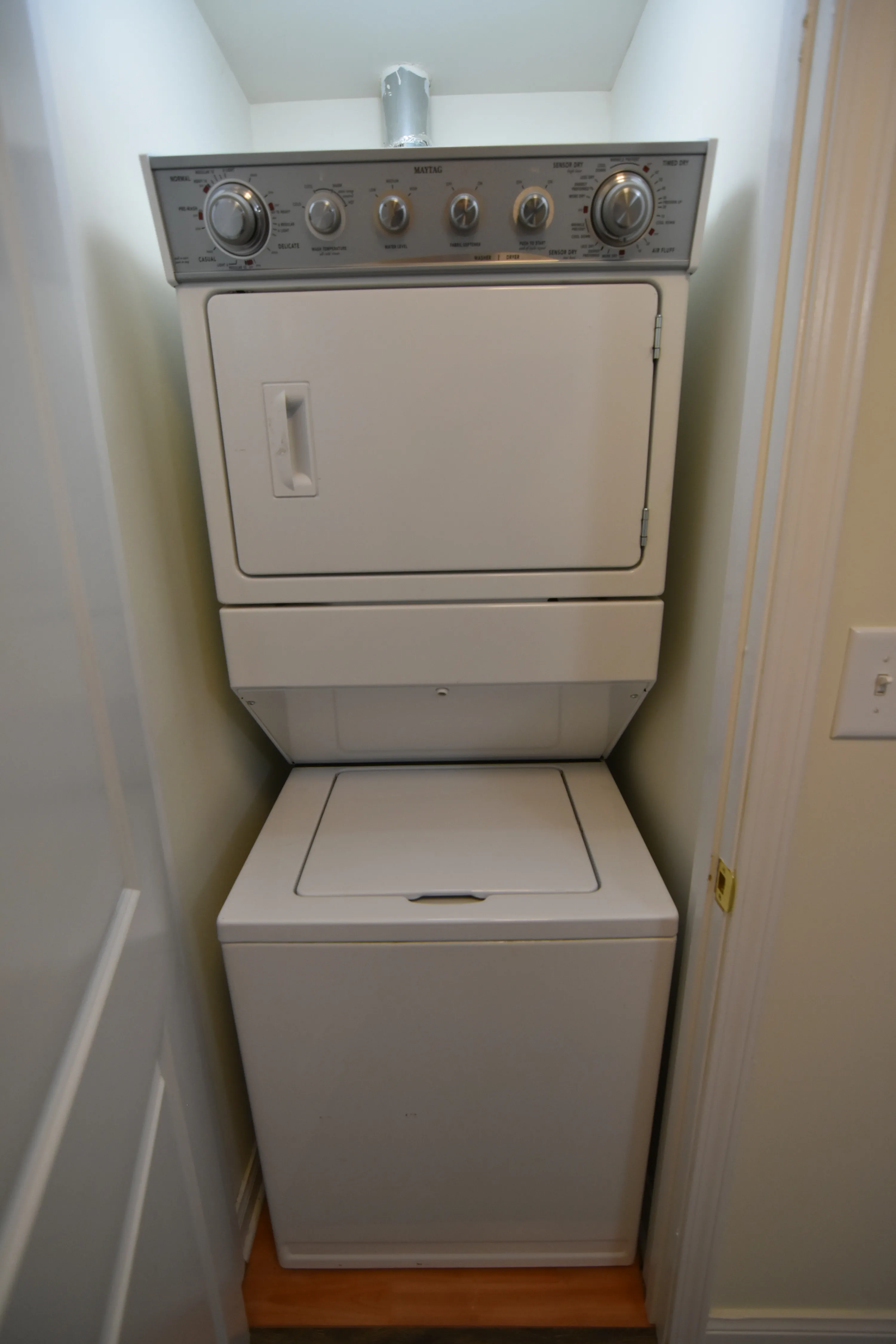 building exterior of 712-720 West Grace Apartments