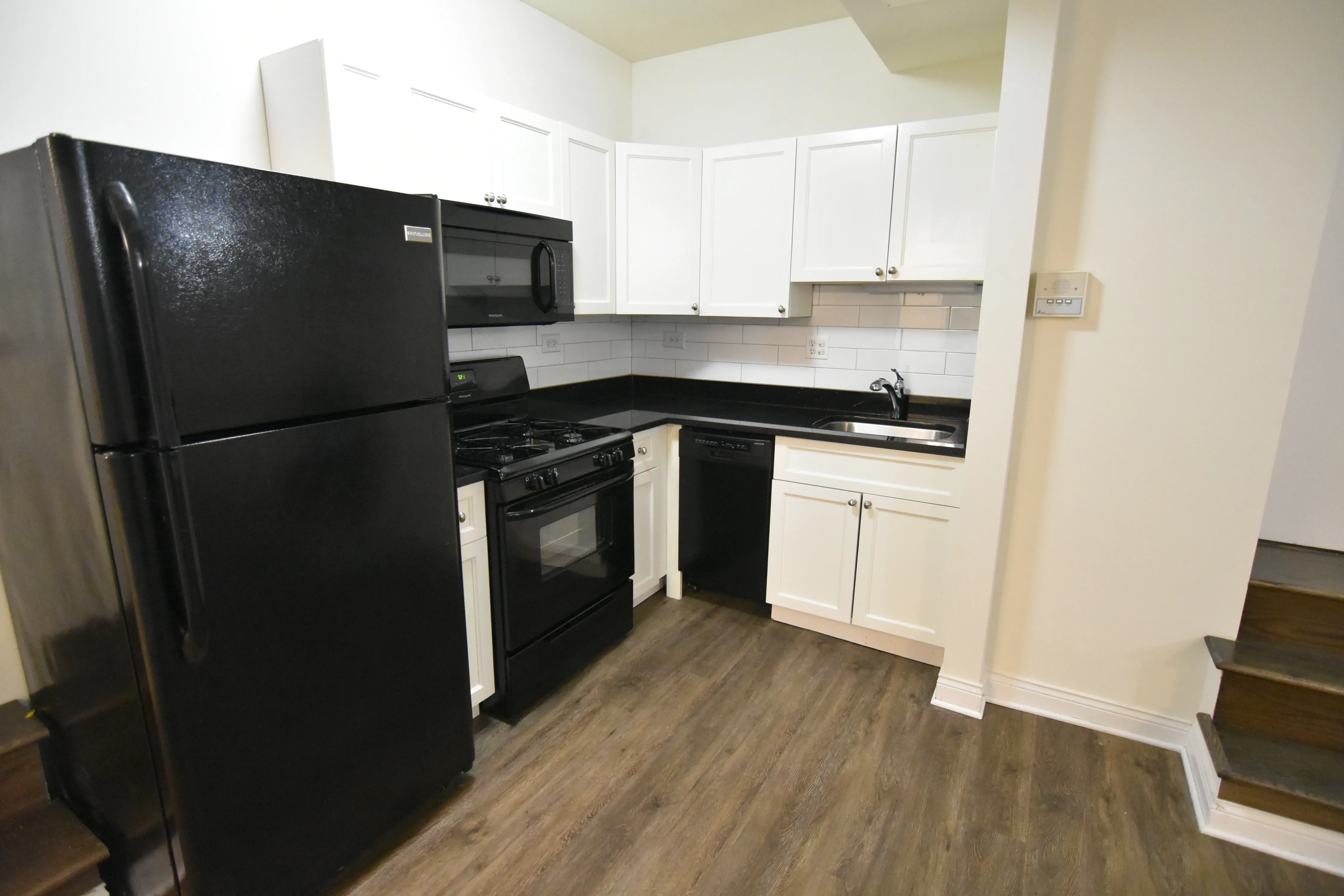 building exterior of 712-720 West Grace Apartments