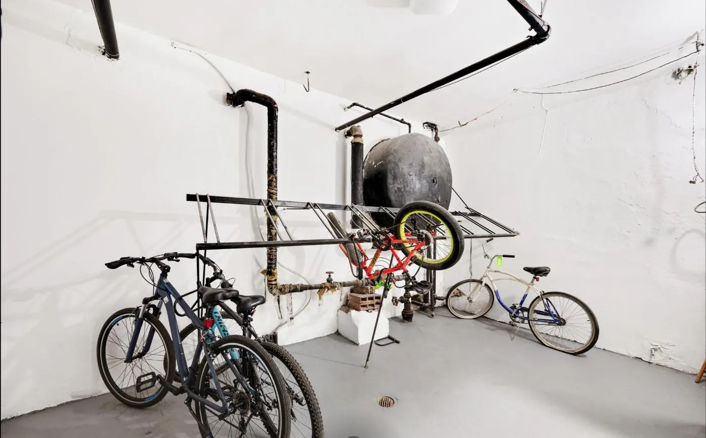 looking up at the outisde of 641 West Aldine Apartments