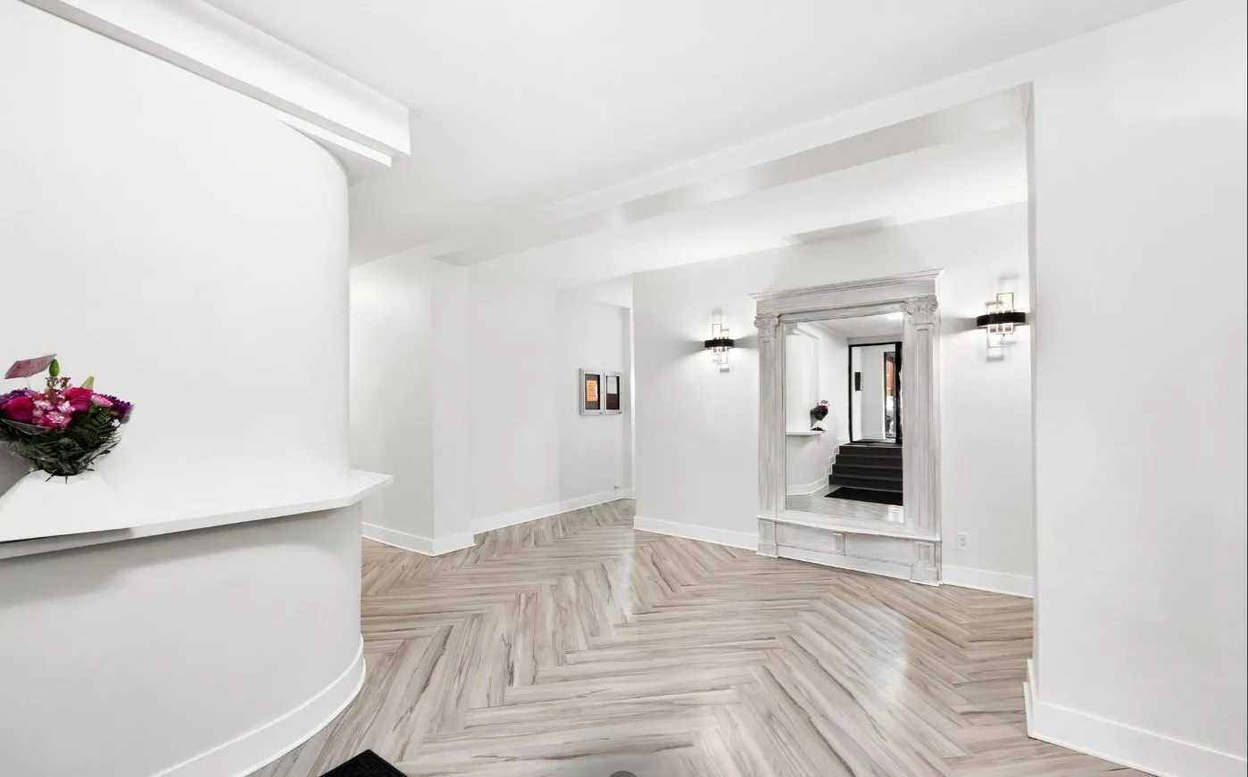 looking up at the outisde of 641 West Aldine Apartments