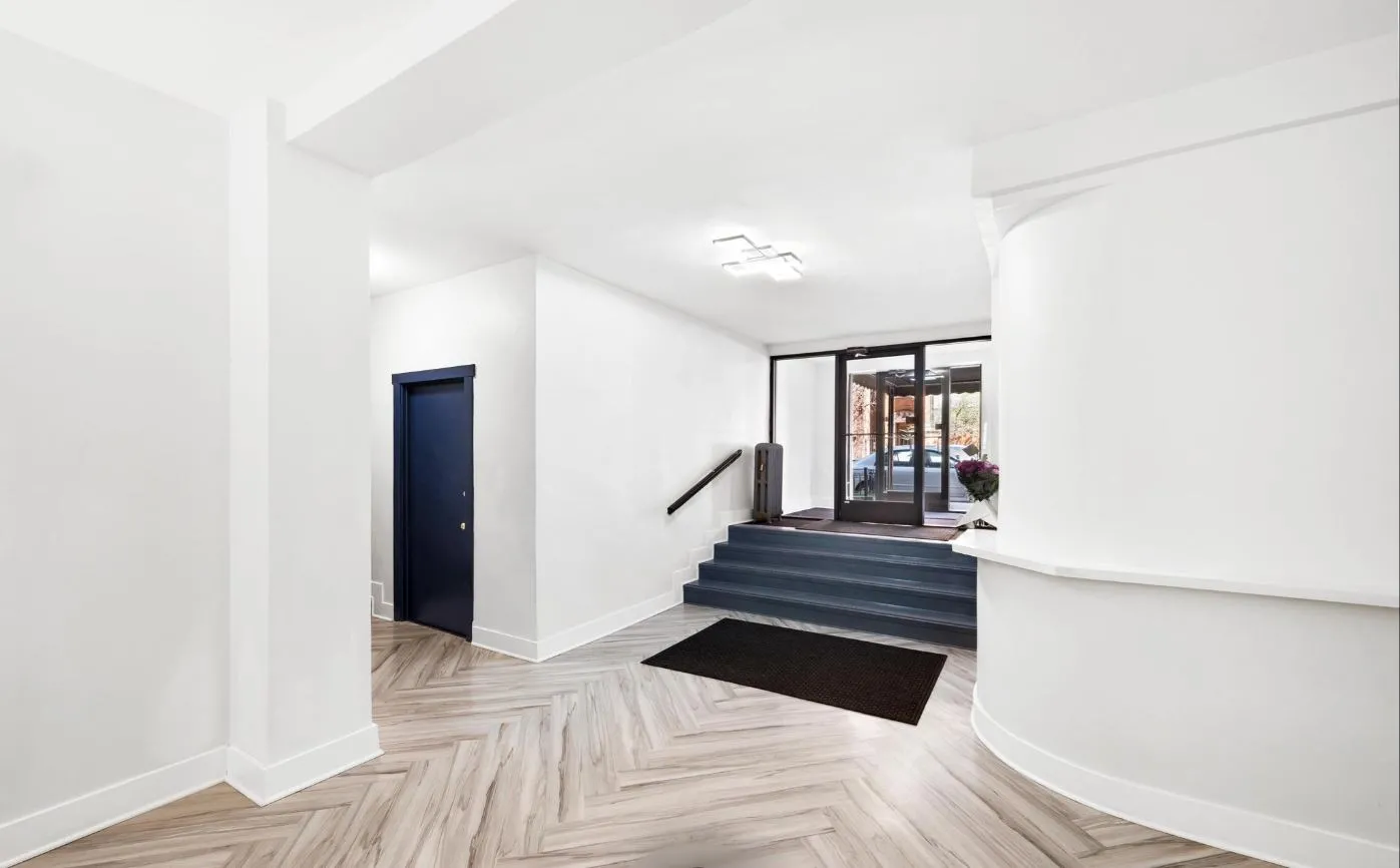 looking up at the outisde of 641 West Aldine Apartments