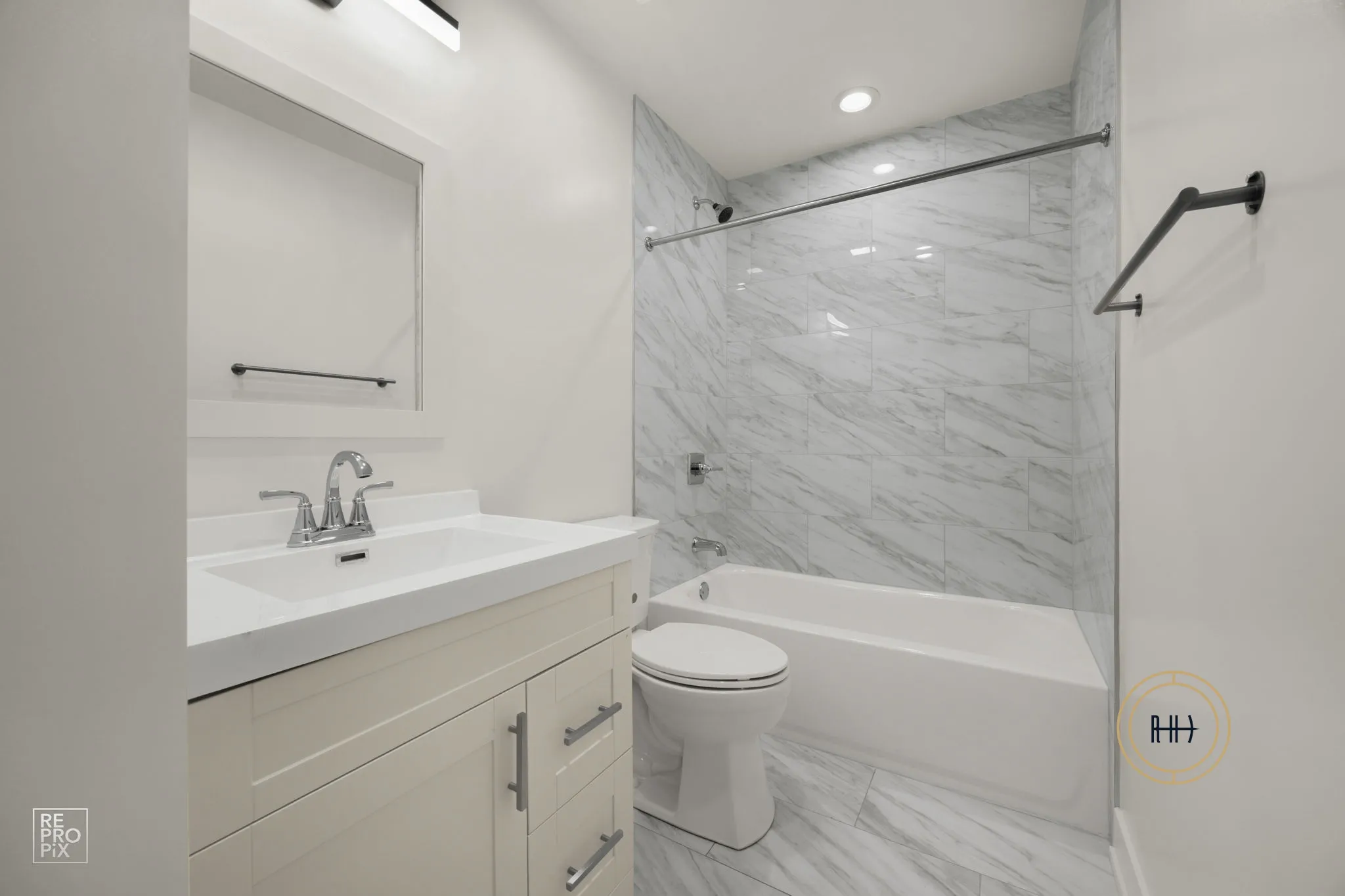 652 W Gordon Terrace   60613 60613-652GordontTerrace.com-unit#3W-Chicago-IL