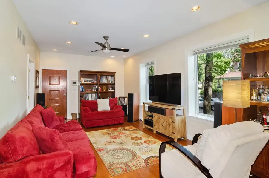 3651 W Byron St   60618 60618-unit#02-Chicago-IL