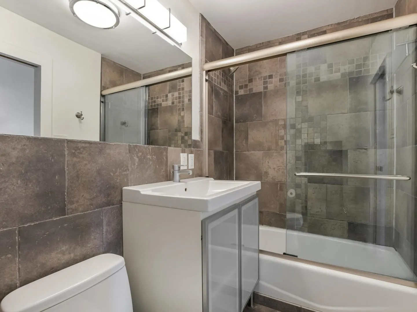 1455 N Sandburg Terrace   60610 60610-unit#1904-Chicago-IL