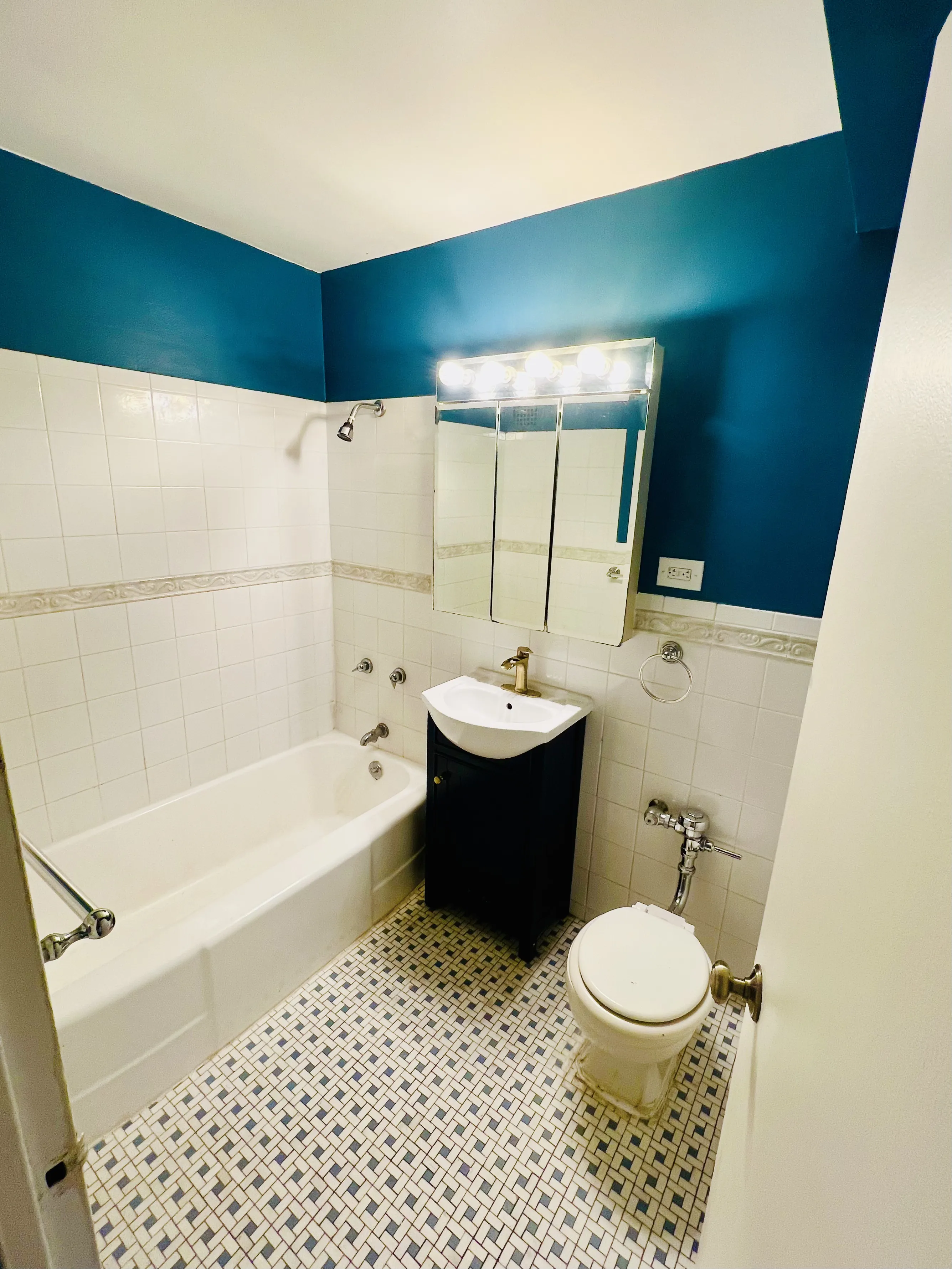 6030 N Sheridan Rd 60660 60660-Sixty Thirty-Chicago-IL