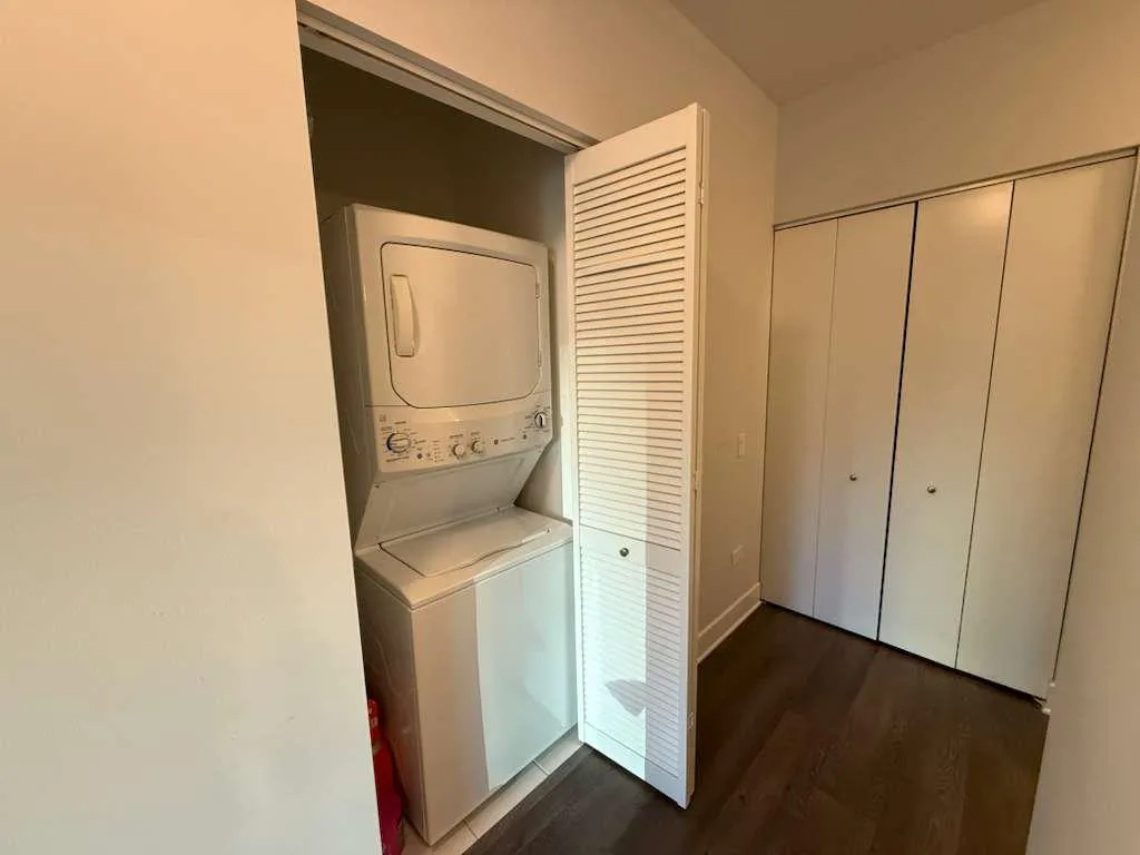 73 E Lake St   60601 60601-Chicago-IL