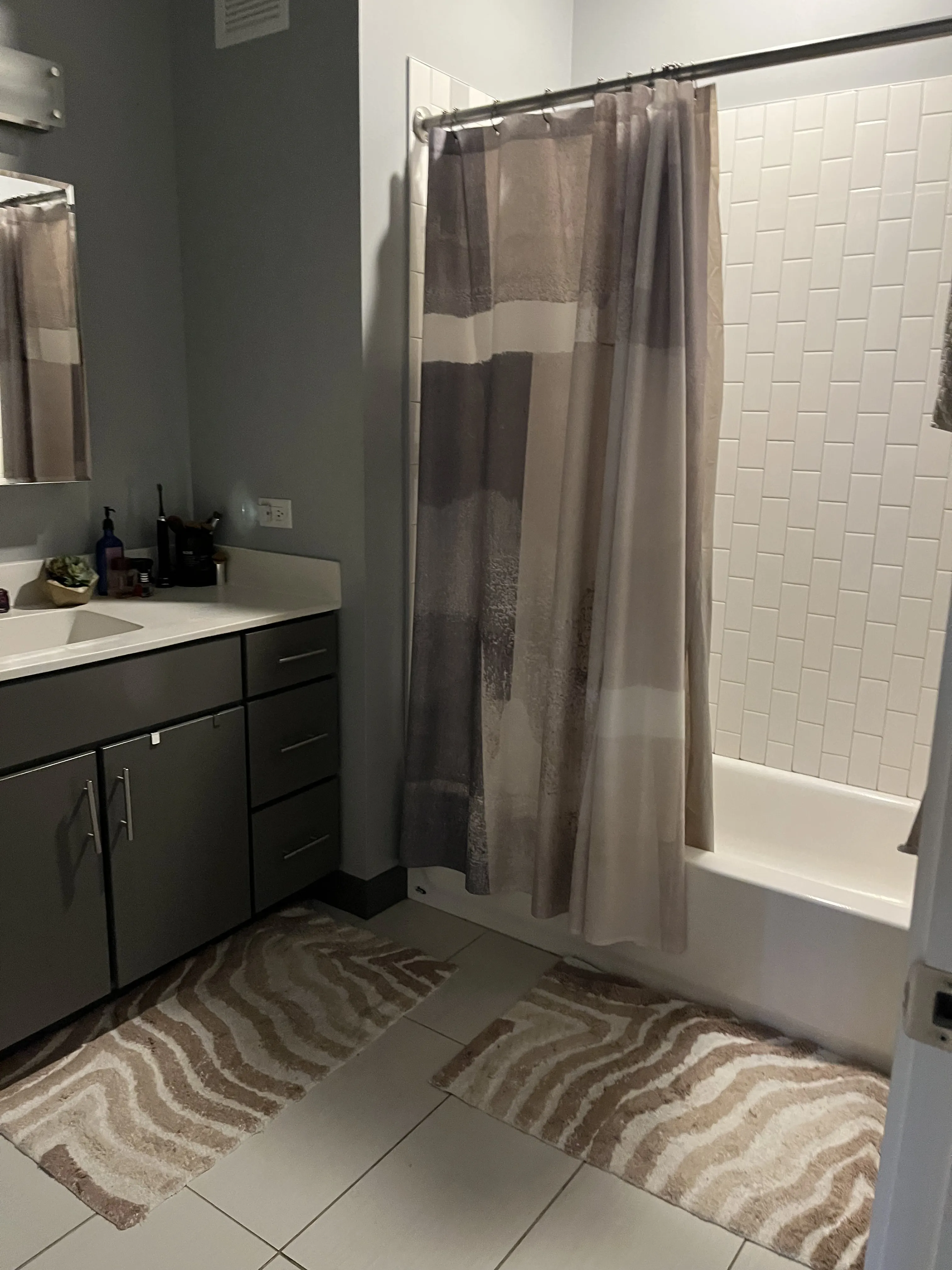 215 W Lake St 60606 60606-Chicago-IL