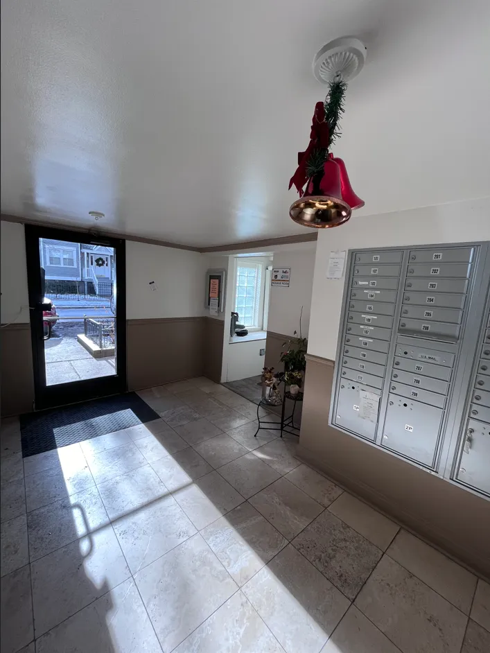 640 W Briar Pl   60657 60657-unit#204-Chicago-IL