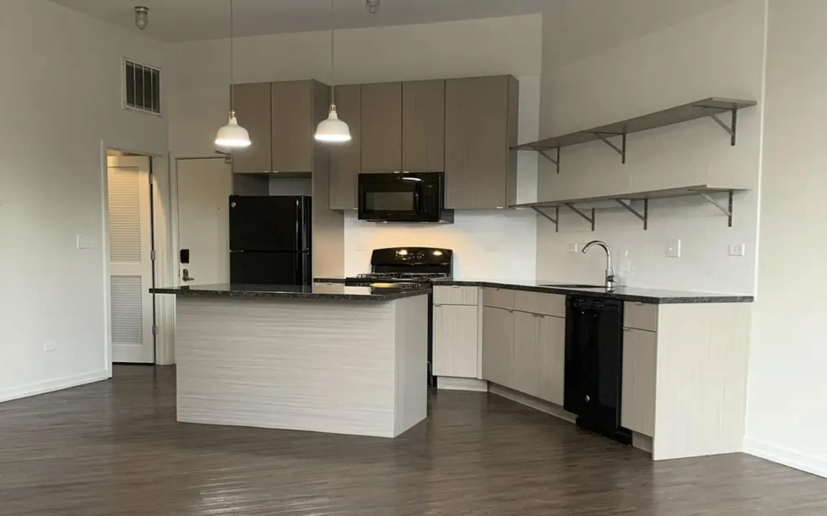 5600 N Ridge Ave   60660 60660-unit#204-Chicago-IL