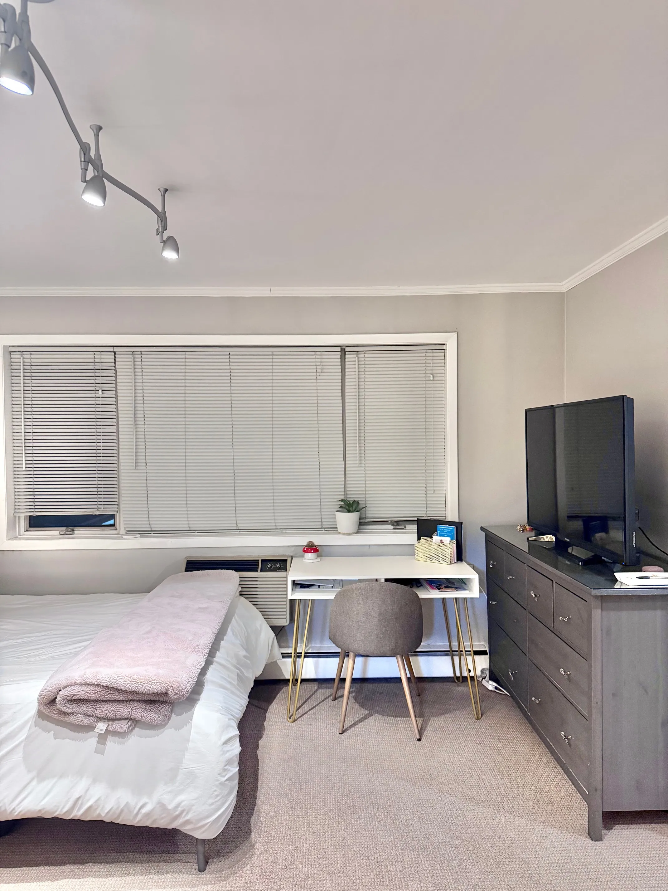 426 W Barry Ave   60657 60657-unit#209-Chicago-IL