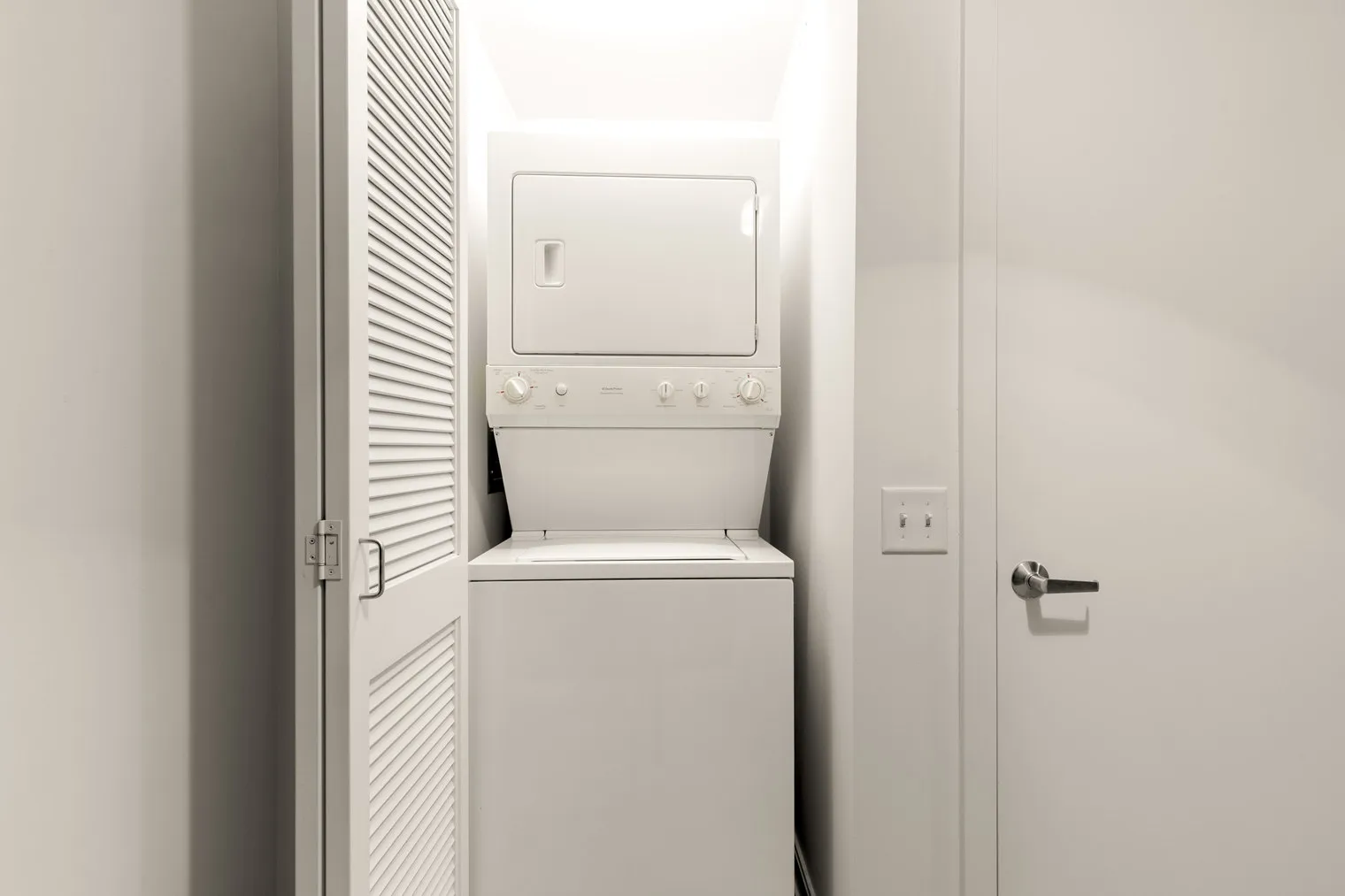 210 N Wells St 60601 60601-Lake & Wells Apartments-unit#ID228-Chicago-IL
