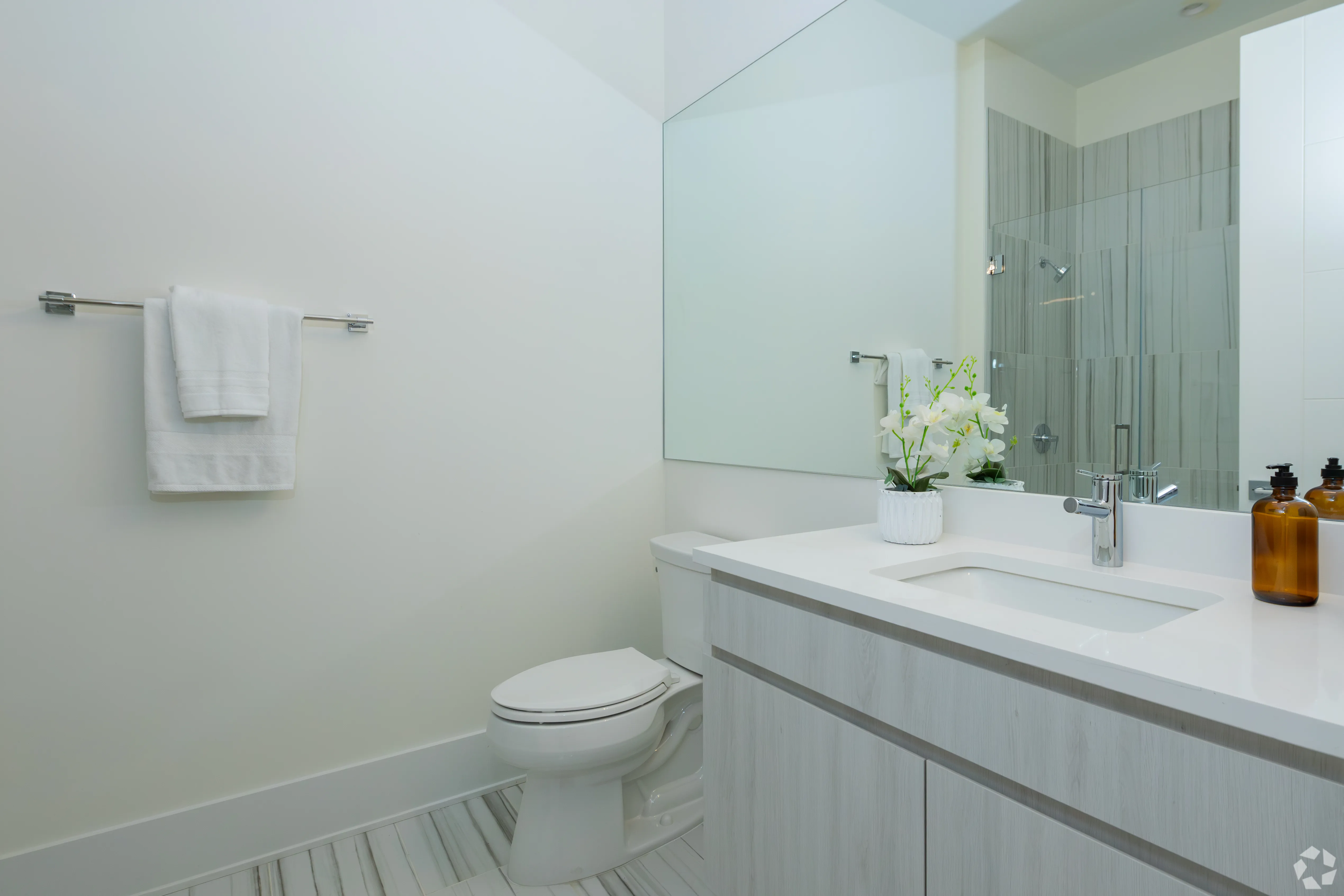 812 W Adams St   60607 60607-Luxe Suites Chicago -unit#509-Chicago-IL