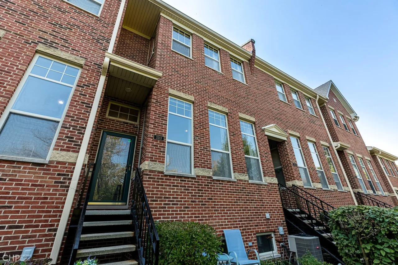 3213 N Rockwell St 60618 60618-Chicago-IL