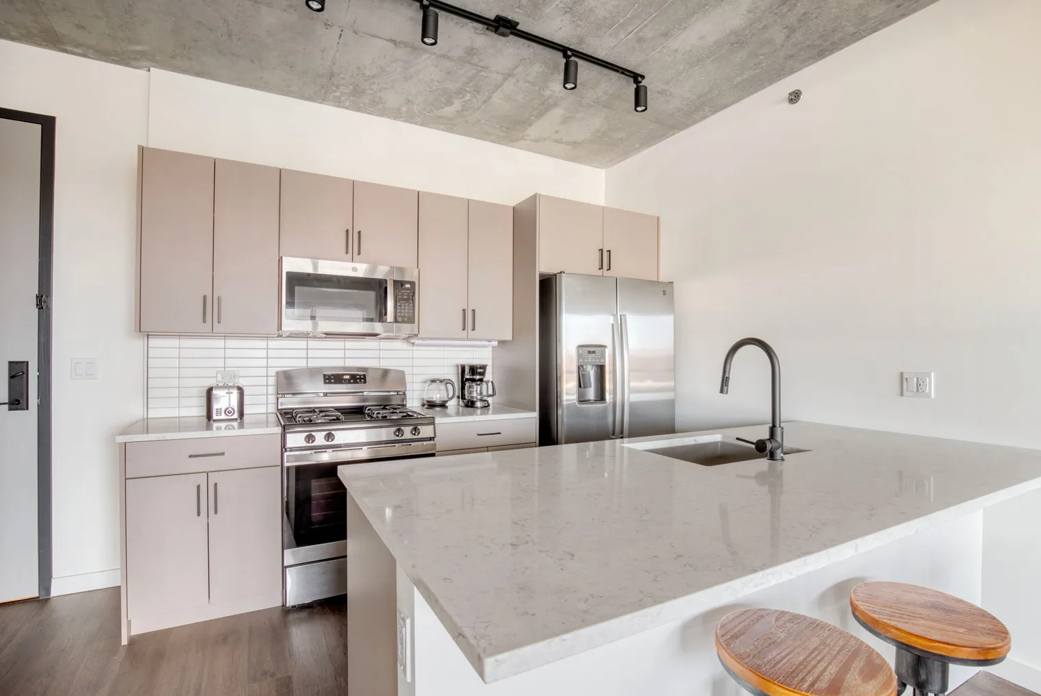 751 N Hudson Ave   60654 60654-Hugo II-unit#ID1040-Chicago-IL