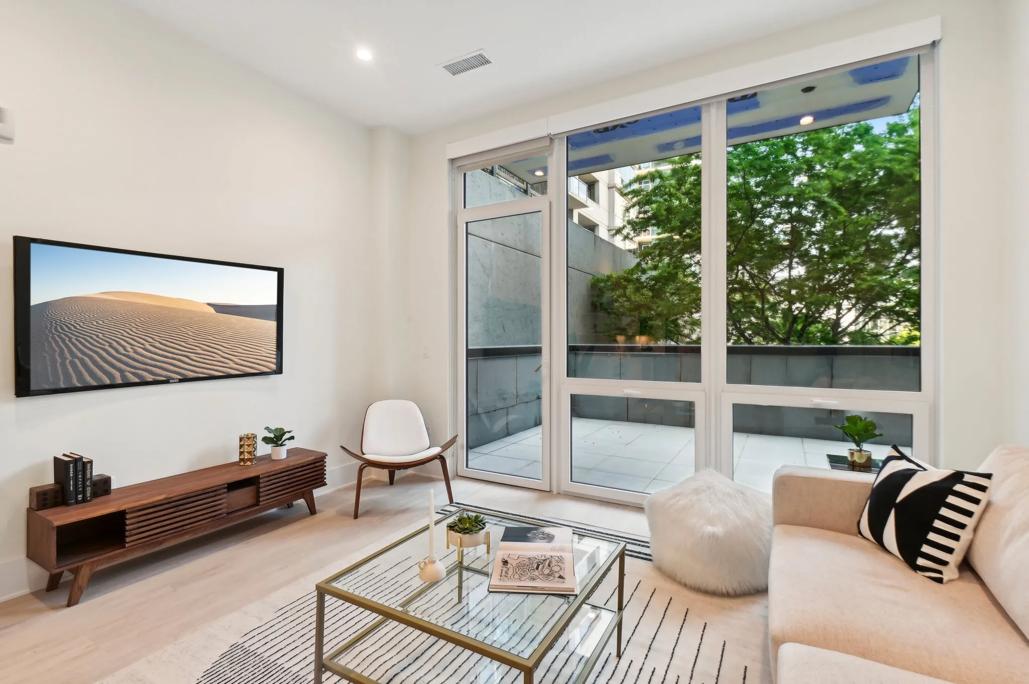 812 W Adams St 60607 60607-Luxe Suites Chicago -unit#410-Chicago-IL