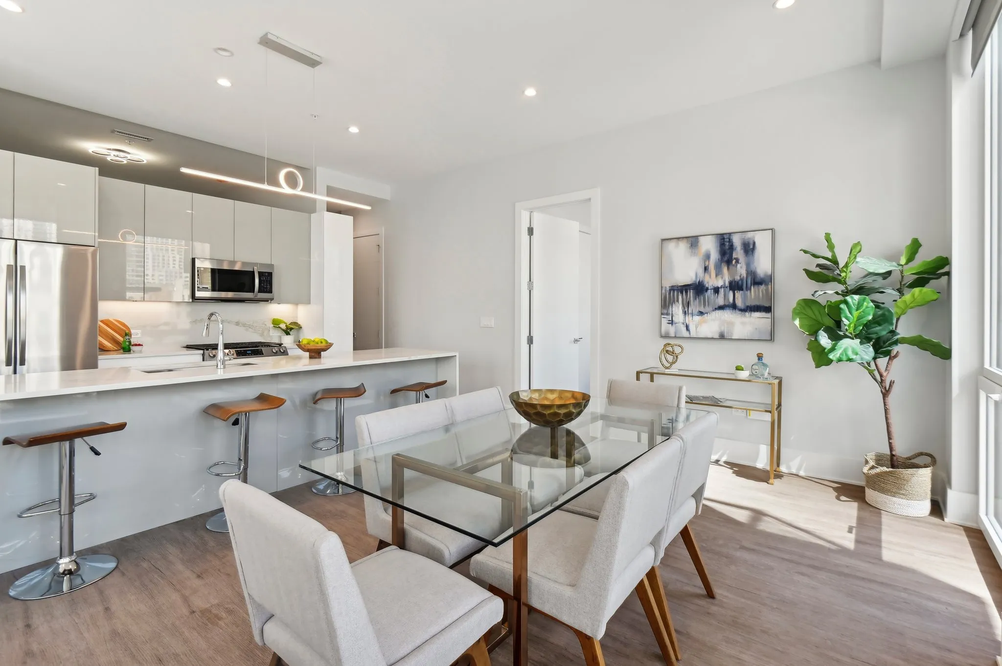 812 W Adams St   60607 60607-Luxe Suites Chicago -unit#600-Chicago-IL