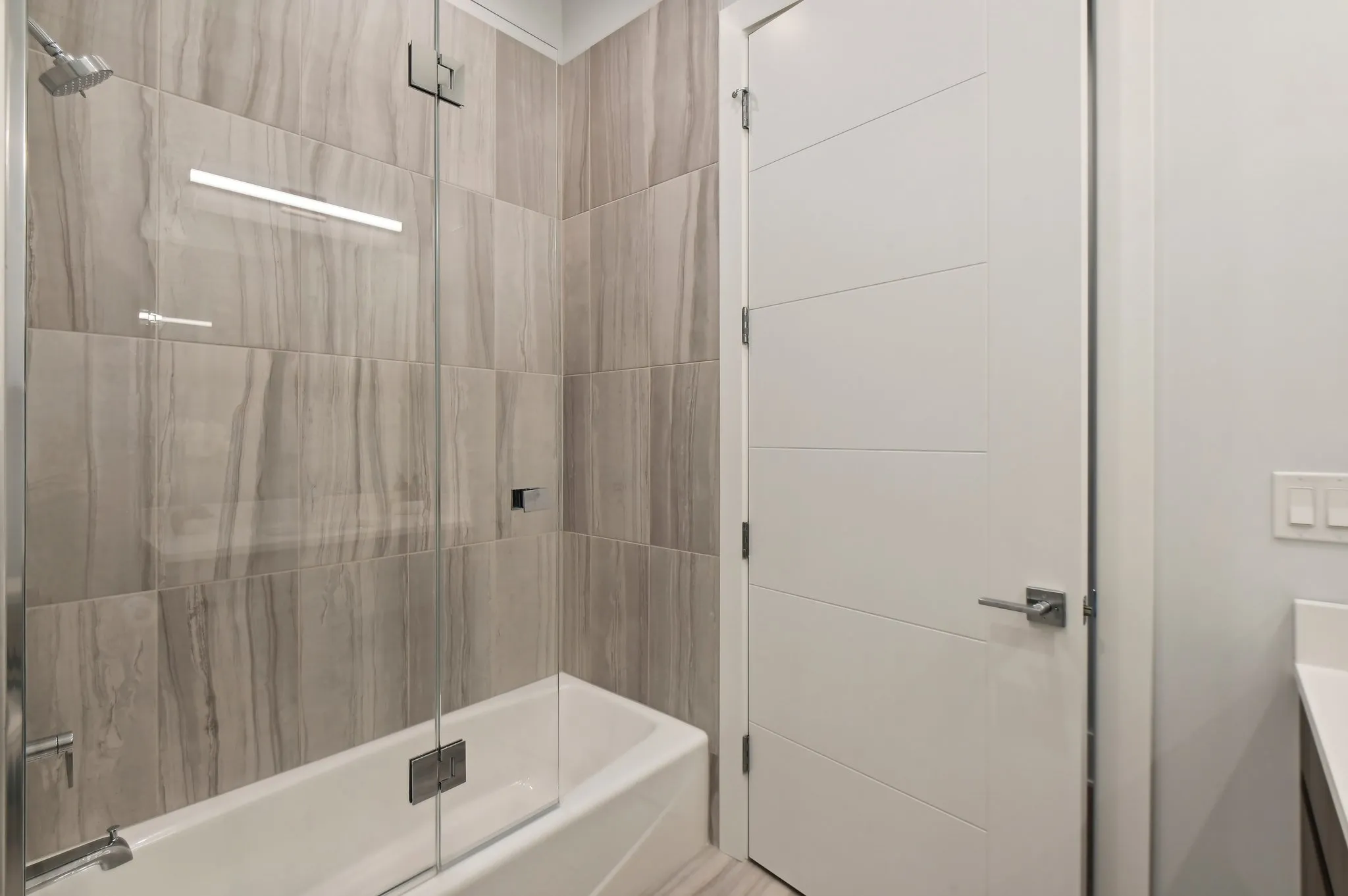 812 W Adams St   60607 60607-Luxe Suites Chicago -unit#600-Chicago-IL