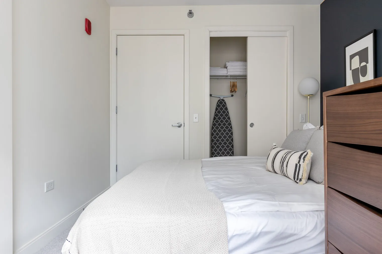 210 N Wells St 60606 60606-Lake & Wells Apartments-unit#ID251-Chicago-IL