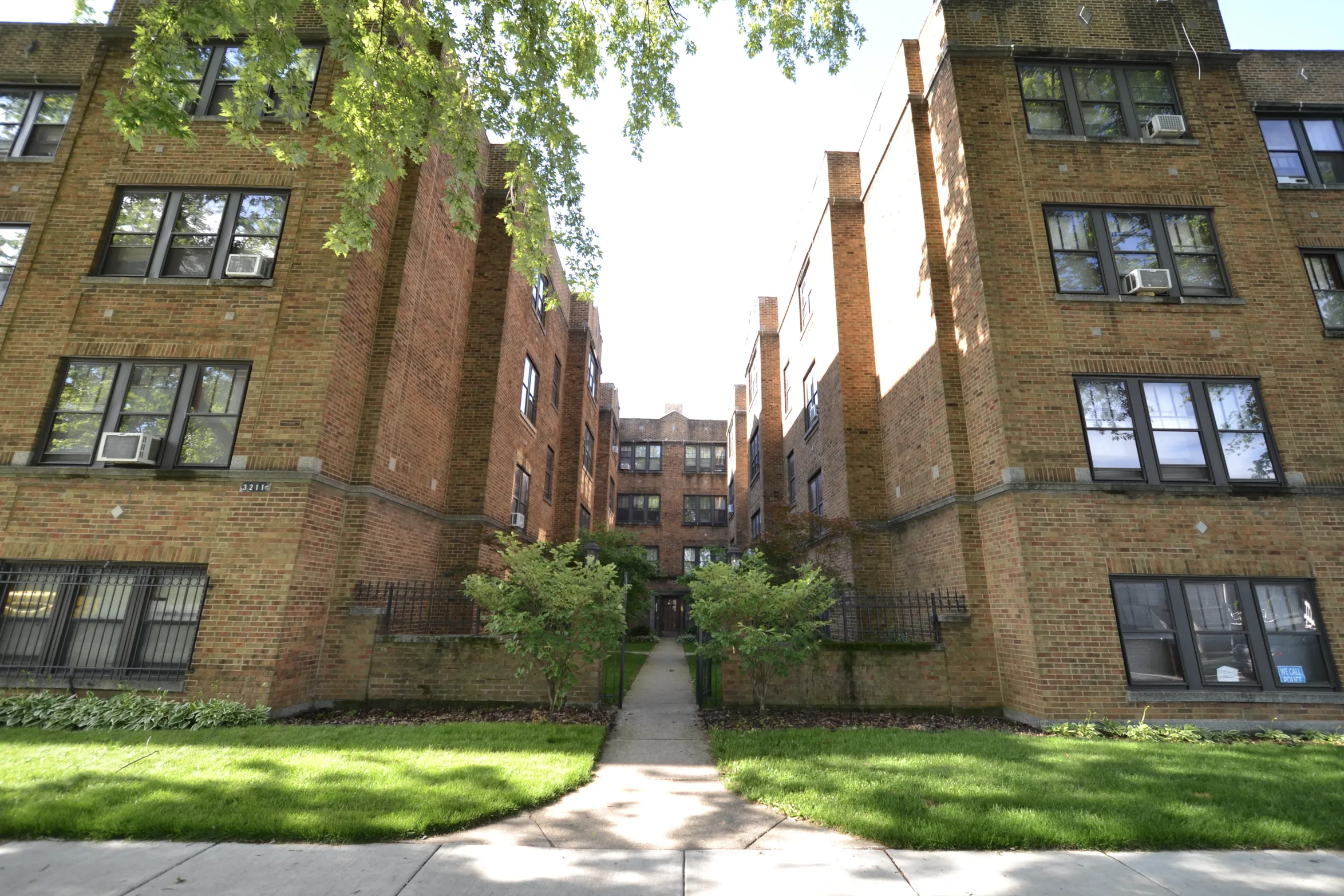 3217 W Belle Plaine Ave 60618 60618-unit#2A-Chicago-IL