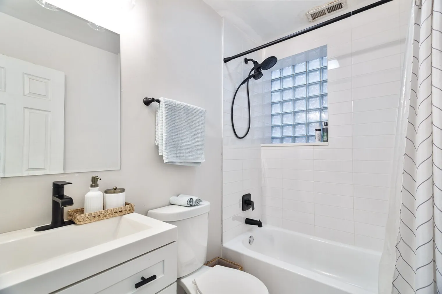 2238 W Barry Ave 60618 60618-Building West Barry Avenue - ktg-unit#ID1359764P-Chicago-IL