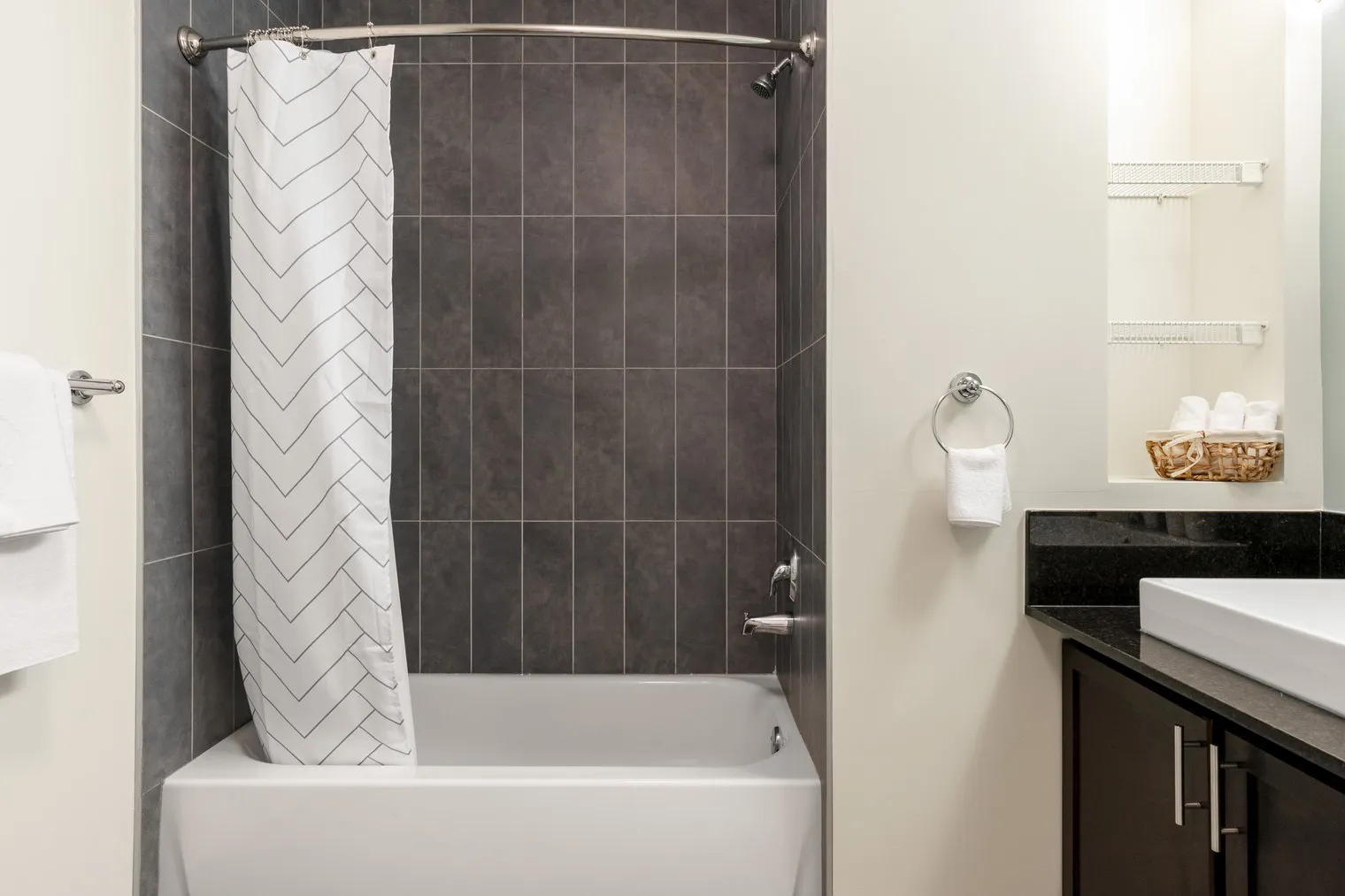 210 N Wells St 60606 60606-Lake & Wells Apartments-unit#ID251-Chicago-IL