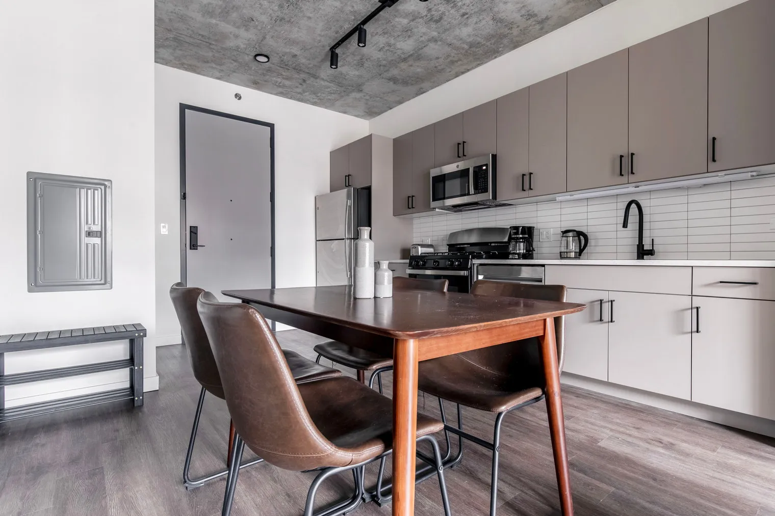 751 N Hudson Ave   60654 60654-Hugo II-unit#ID1038-Chicago-IL