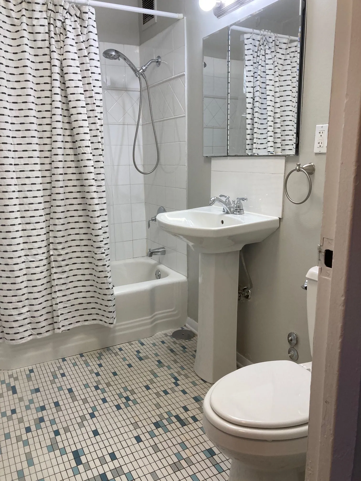 1447 W Touhy Ave   60626 60626-unit#104-Chicago-IL