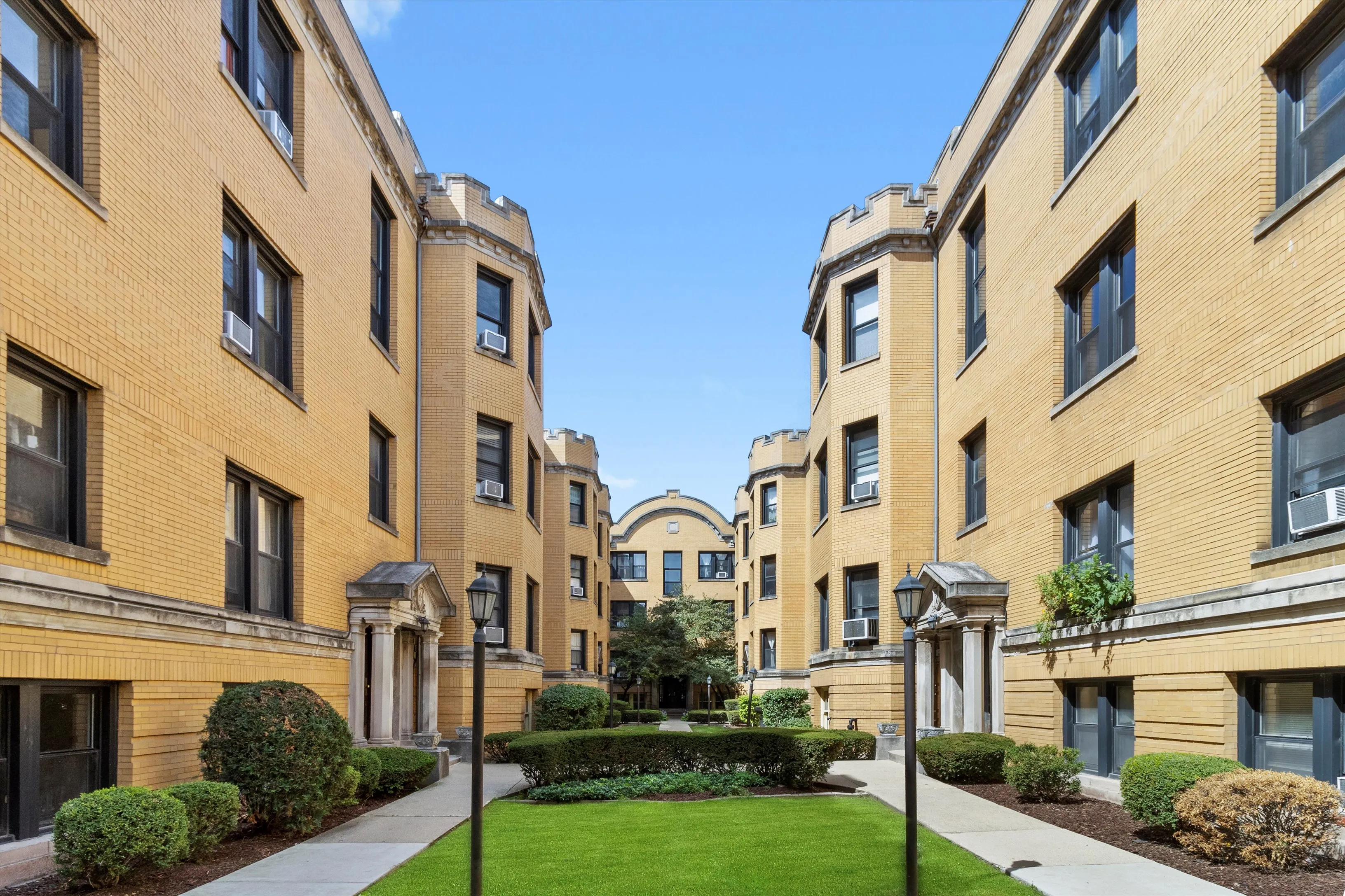 2426 N Sawyer Ave   60647 60647-unit#1W-Chicago-IL