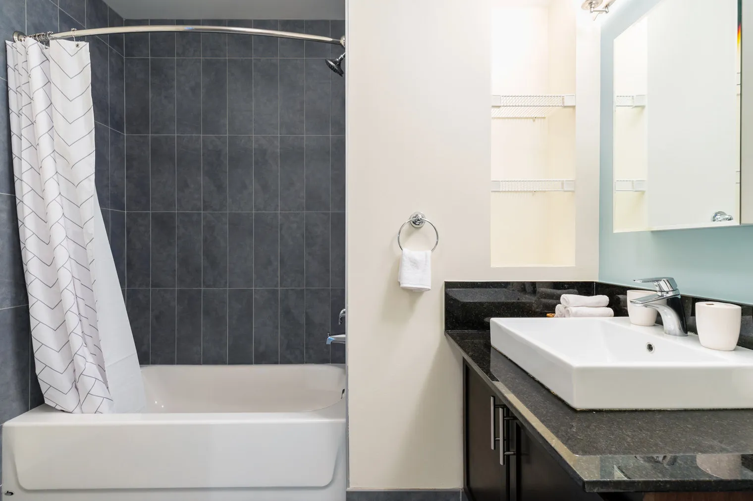 210 N Wells St   60601 60601-Lake & Wells Apartments-unit#ID212-Chicago-IL