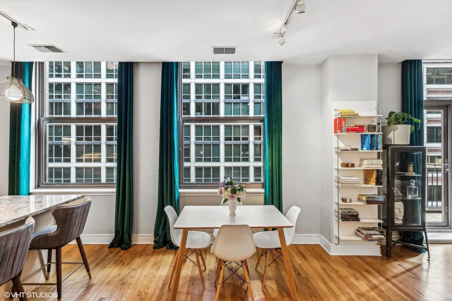 212 W Washington St   60606 60606-unit#1703-Chicago-IL
