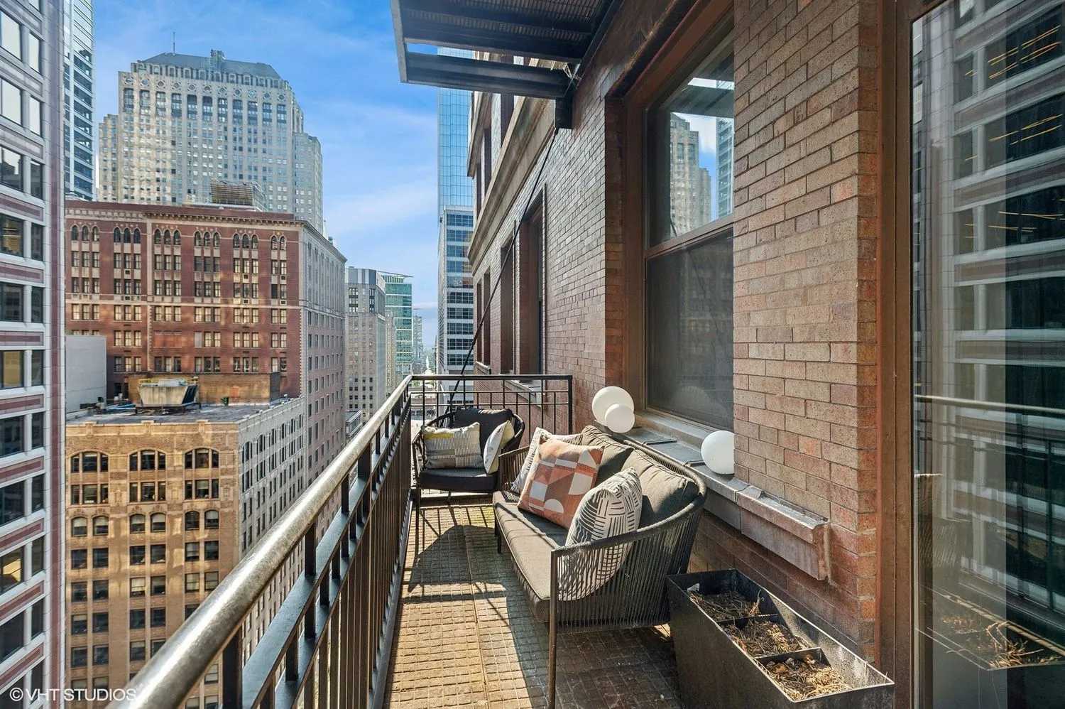 212 W Washington St   60606 60606-unit#1703-Chicago-IL