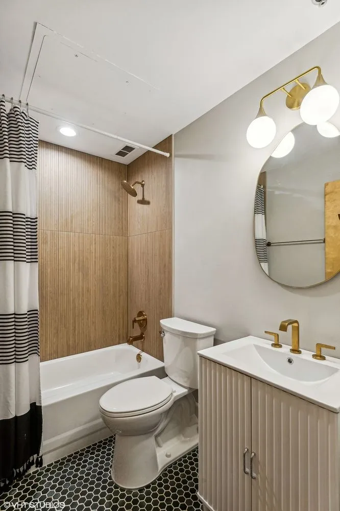 212 W Washington St   60606 60606-unit#1703-Chicago-IL