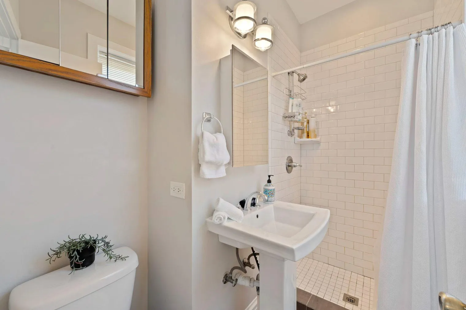 6214 N Magnolia Ave 60660 60660-Building North Magnolia Avenue-unit#ID1244931P-Chicago-IL