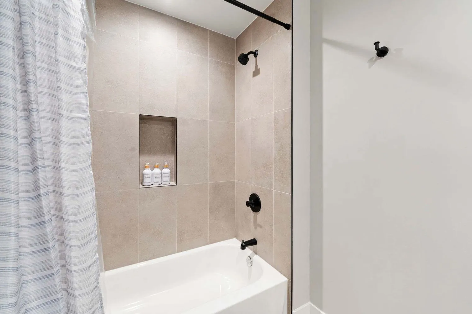6044 N Winthrop Ave   60660 60660-Building North Winthrop Avenue-unit#ID1359788P-Chicago-IL