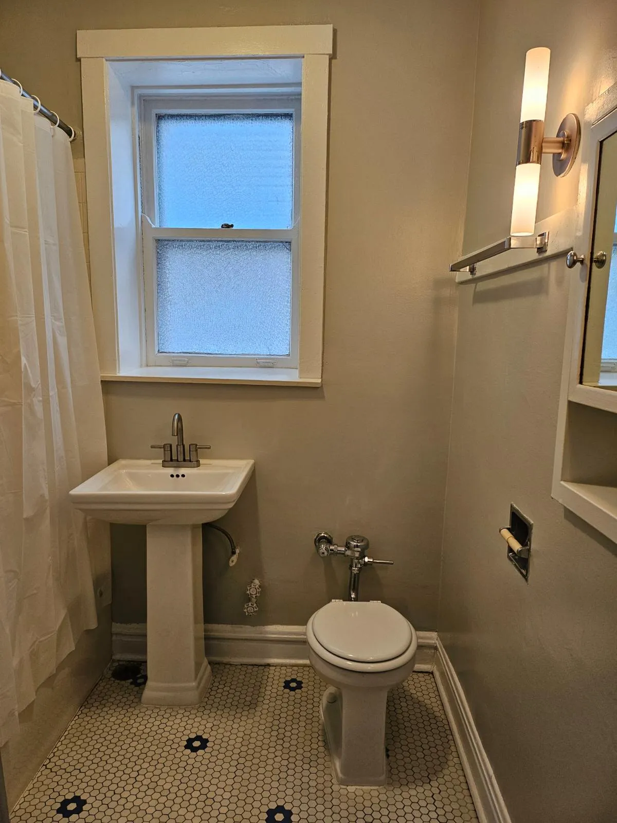 1605 W. Thome Apt-2, ,  60660 60660-Patio Apartments-unit#2-Chicago-IL