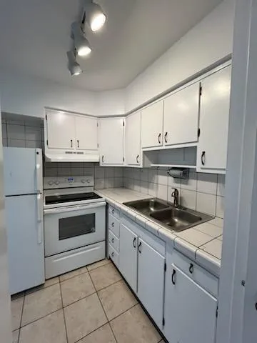 150 E Lake St   60126 60126-Elmcrest Apartments-unit#04B-Elmhurst-IL