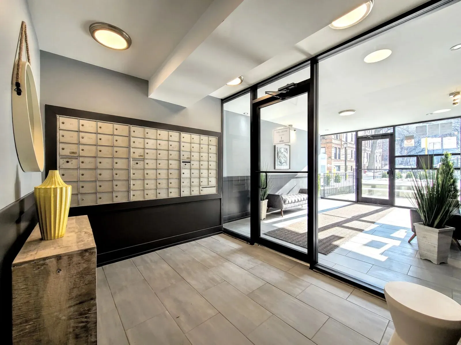 530 W Surf St   60657 60657-unit#317-Chicago-IL