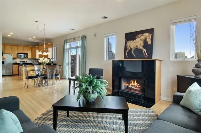 924 W Cornelia Ave 60657 60657-The Victoria-unit#4E-Chicago-IL