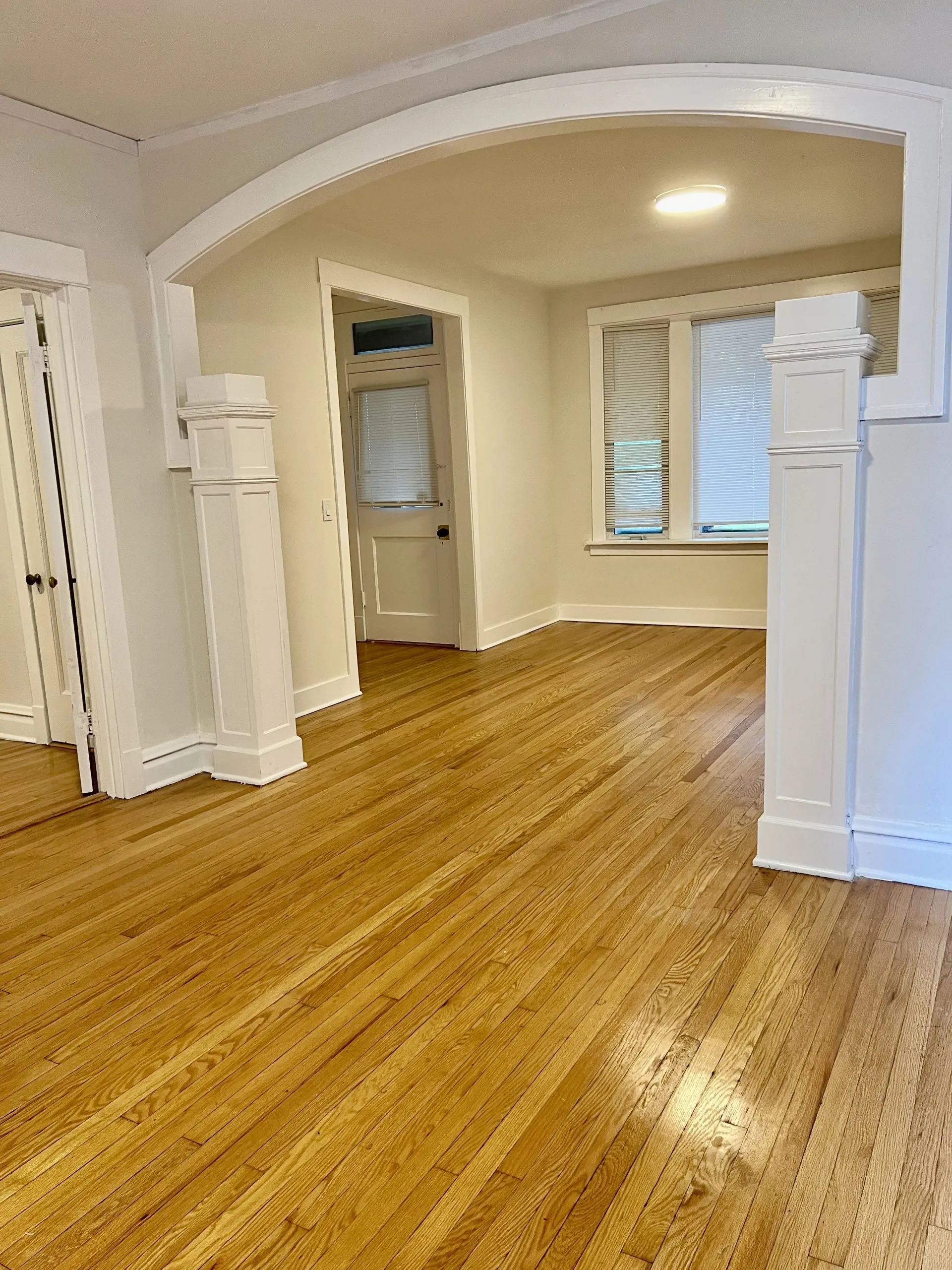 4242 N Damen Ave 60618 60618-Chicago-IL