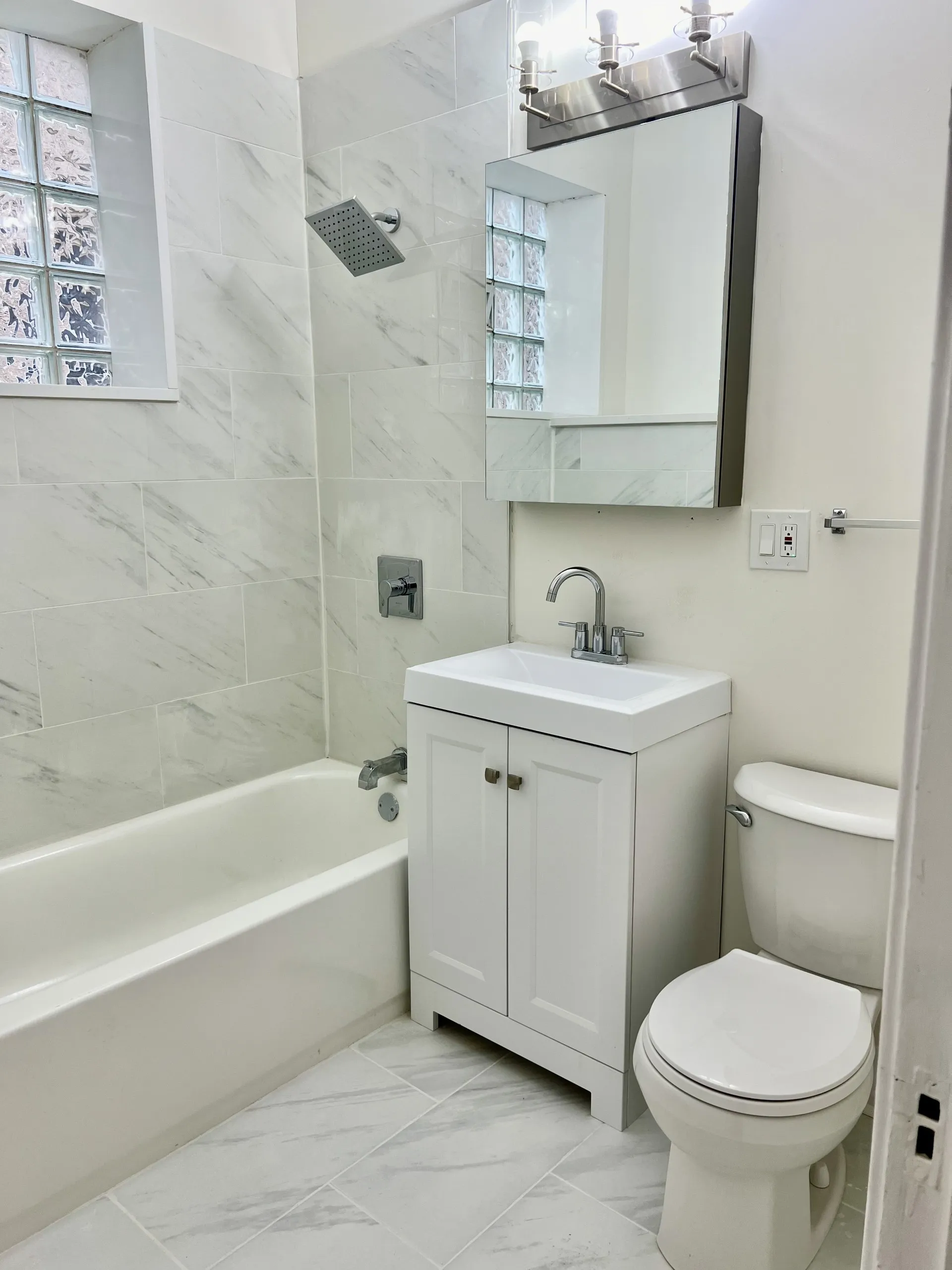 4242 N Damen Ave 60618 60618-Chicago-IL