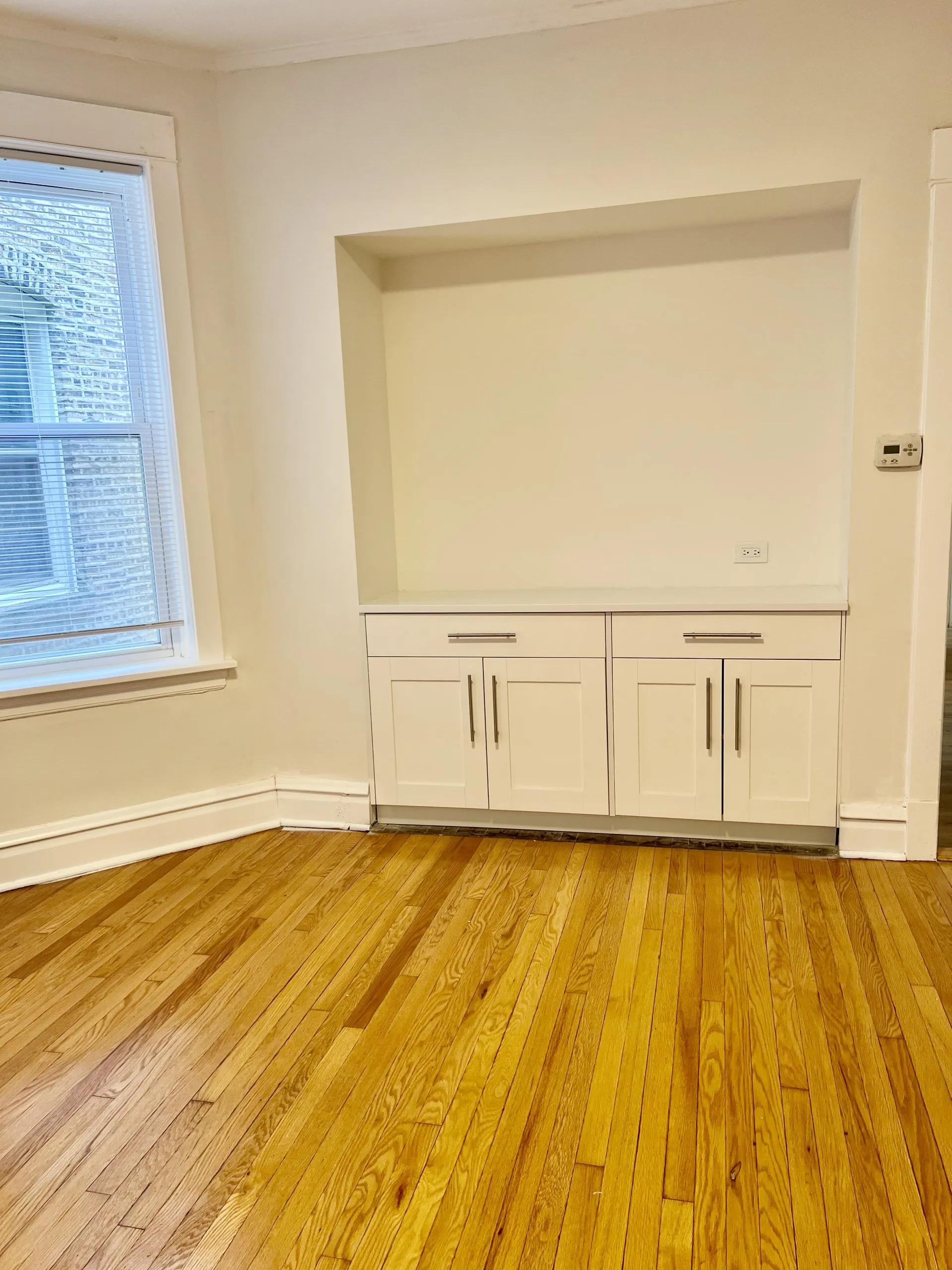 4242 N Damen Ave 60618 60618-Chicago-IL