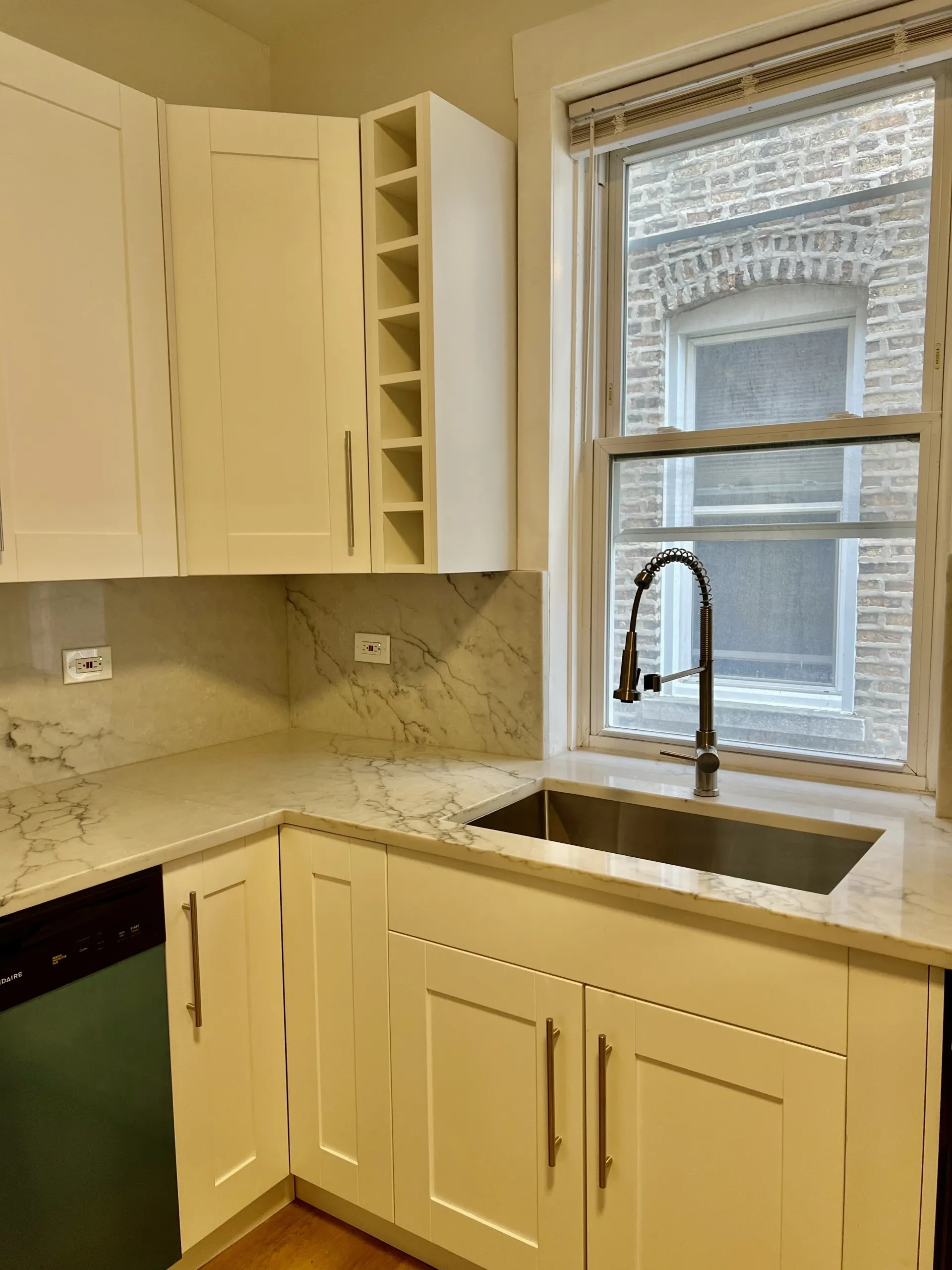 4242 N Damen Ave 60618 60618-Chicago-IL